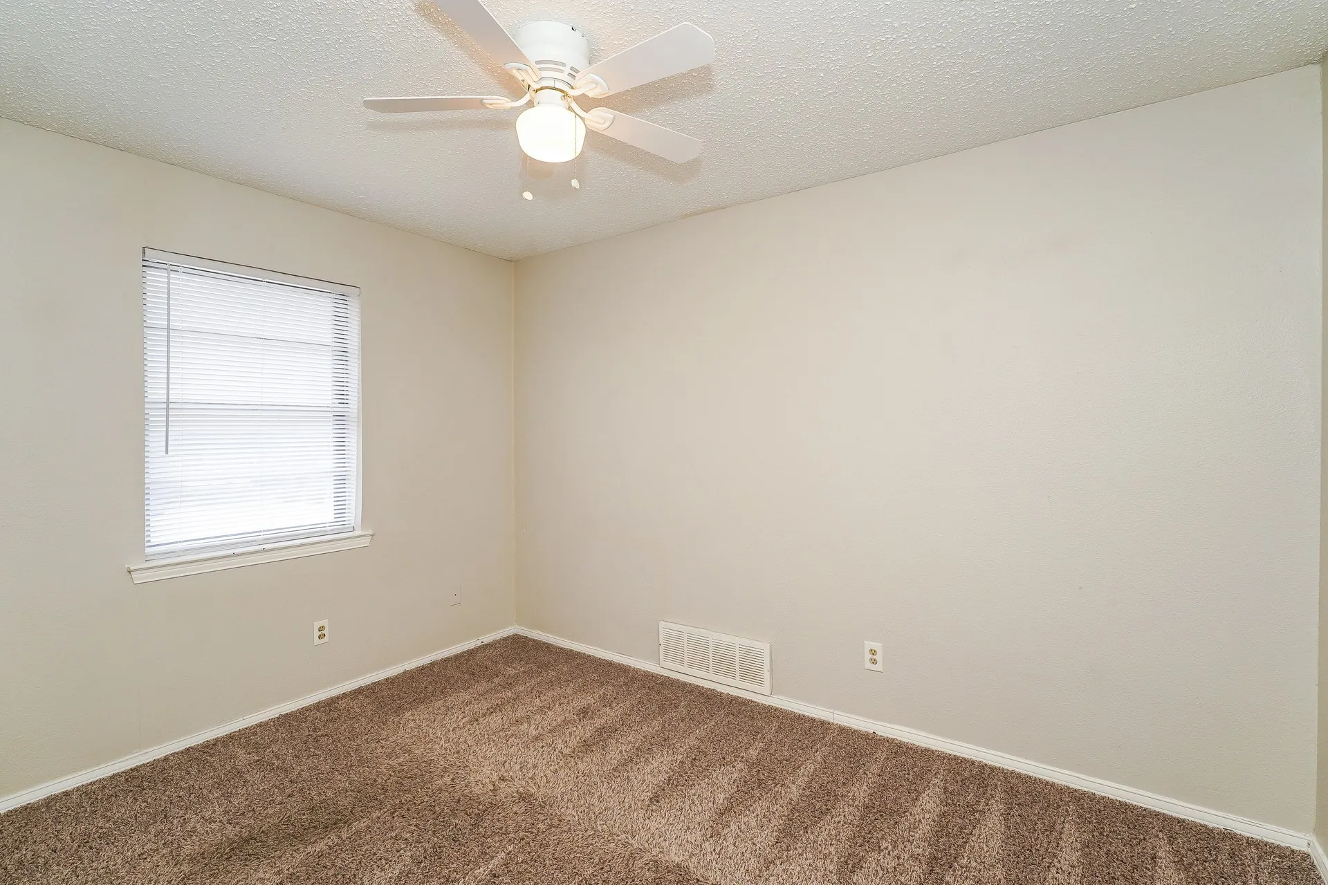 Single Family Residence For Rent in Tarrant County , 3417 Willowcrest Drive, North Richland Hills, Texas 76117, 3 Bedroom, 2 Bathroom, Garage spaces, 2,228 Sqft, built in 1975, mls#21353963, Real Estate Agent in North Richland Hills, Homes For Rent in Tarrant county, Homes For Rent in North Richland Hills, Realtor in North Richland Hills Texas, Real Estate Brokerage Independent Realty Texas, Luminita Cordes Realtor