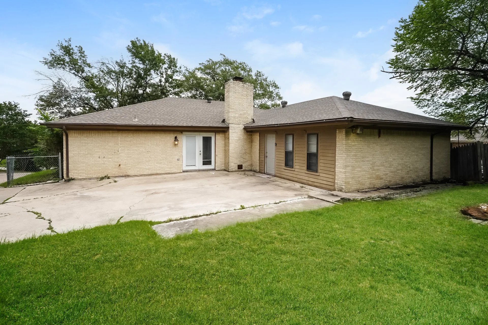 Single Family Residence For Rent in Tarrant County , 3417 Willowcrest Drive, North Richland Hills, Texas 76117, 3 Bedroom, 2 Bathroom, Garage spaces, 2,228 Sqft, built in 1975, mls#21353963, Real Estate Agent in North Richland Hills, Homes For Rent in Tarrant county, Homes For Rent in North Richland Hills, Realtor in North Richland Hills Texas, Real Estate Brokerage Independent Realty Texas, Luminita Cordes Realtor