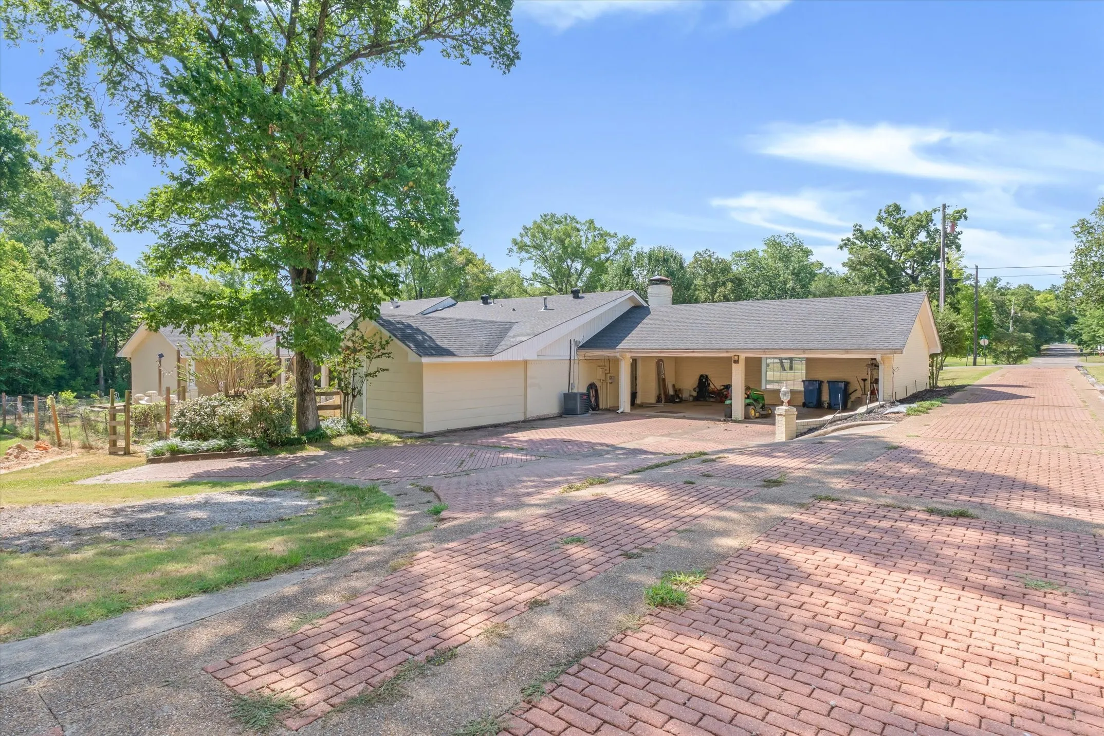 Single Family Residence For Sale in Van Zandt County , 522 W High Street, Grand Saline, Texas 75140, 4 Bedroom, 3 Bathroom, 2 Garage spaces, 3,552 Sqft, built in 1973, mls#21353857, Real Estate Agent in Grand Saline, Homes For Sale in Van Zandt county, Homes For Sale in Grand Saline, Realtor in Grand Saline Texas, Real Estate Brokerage Independent Realty Texas, Luminita Cordes Realtor