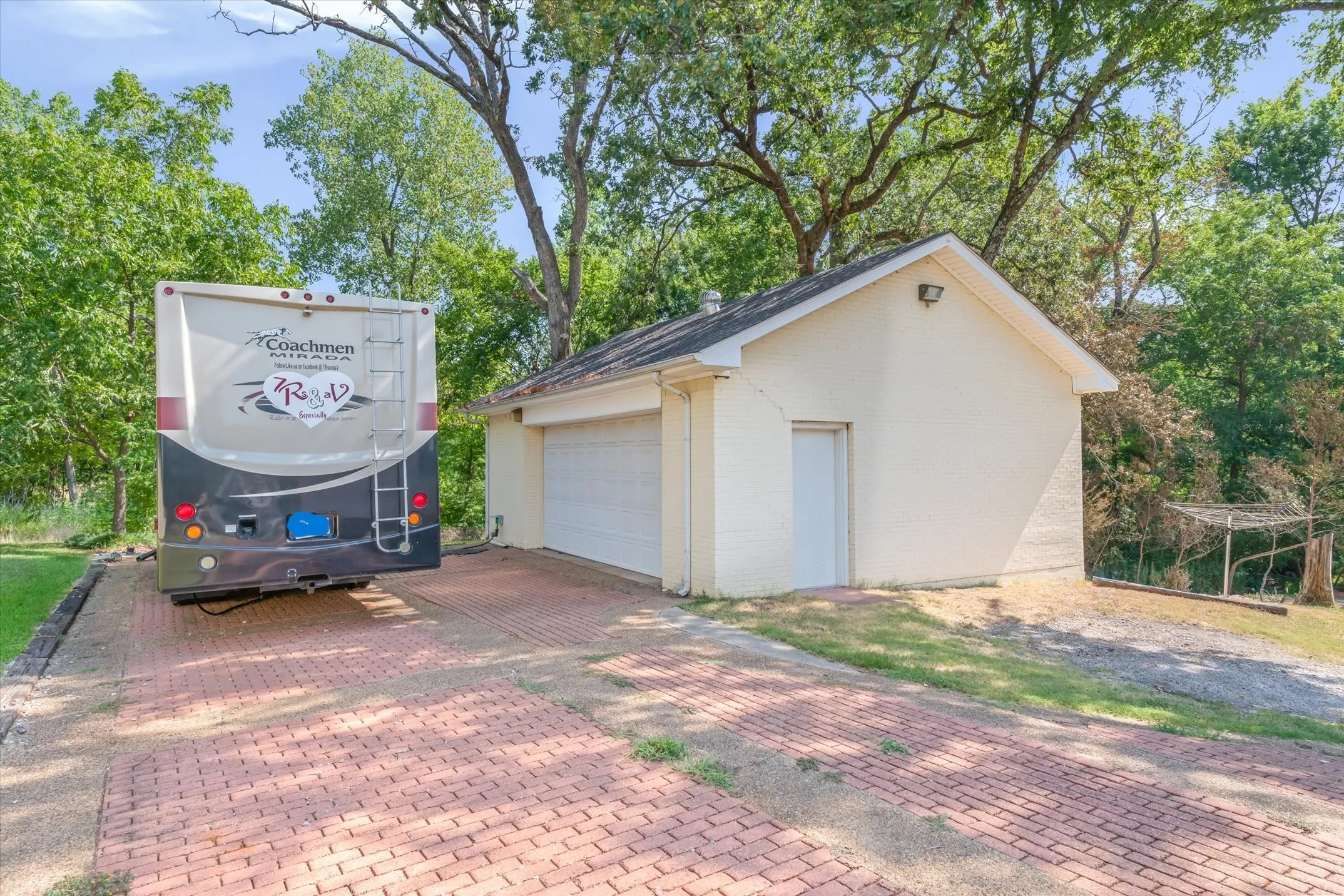 Single Family Residence For Sale in Van Zandt County , 522 W High Street, Grand Saline, Texas 75140, 4 Bedroom, 3 Bathroom, 2 Garage spaces, 3,552 Sqft, built in 1973, mls#21353857, Real Estate Agent in Grand Saline, Homes For Sale in Van Zandt county, Homes For Sale in Grand Saline, Realtor in Grand Saline Texas, Real Estate Brokerage Independent Realty Texas, Luminita Cordes Realtor