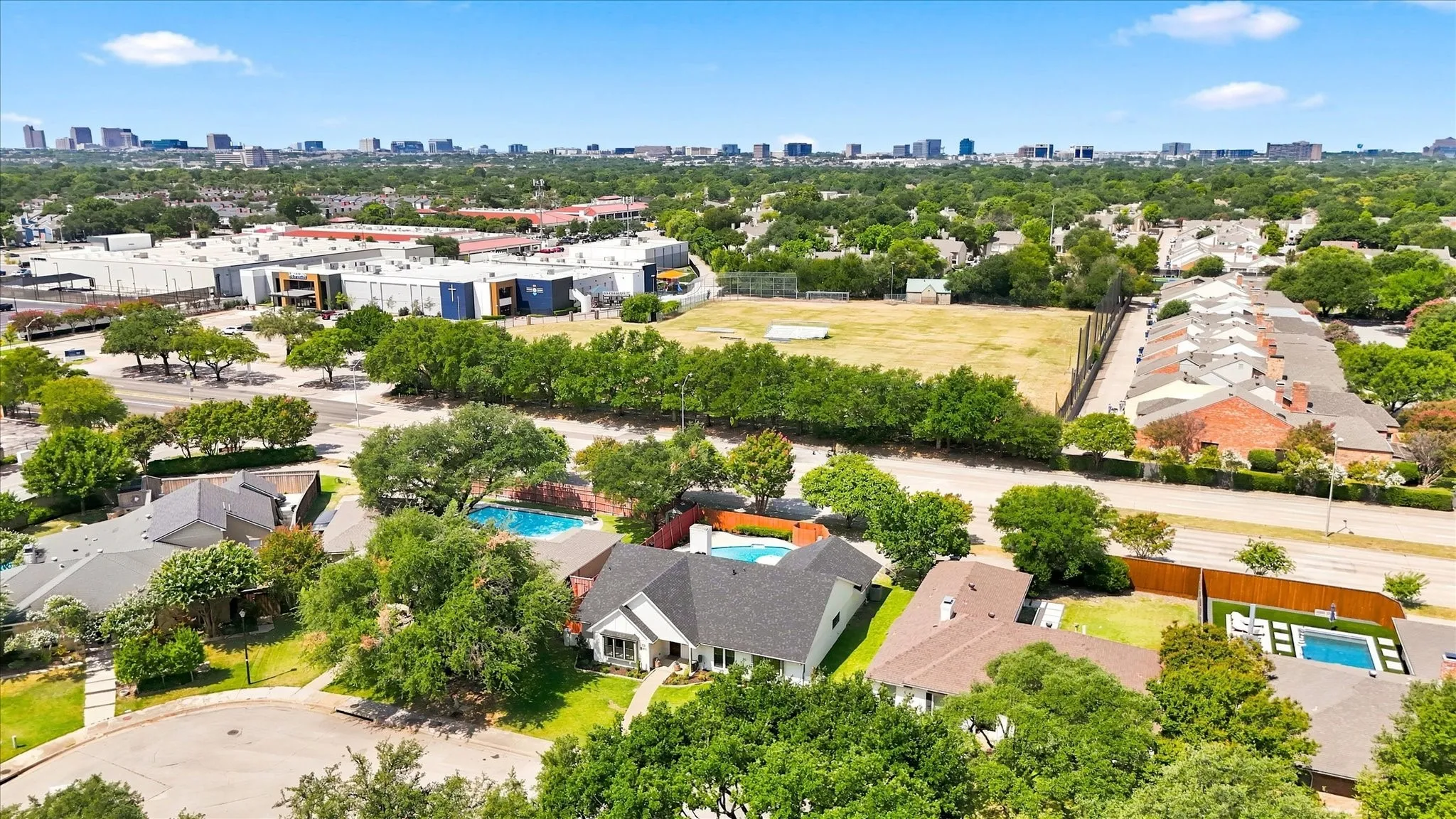 Shopping, fitness center, medical facilities and neighborhood restaurants are just minutes away.