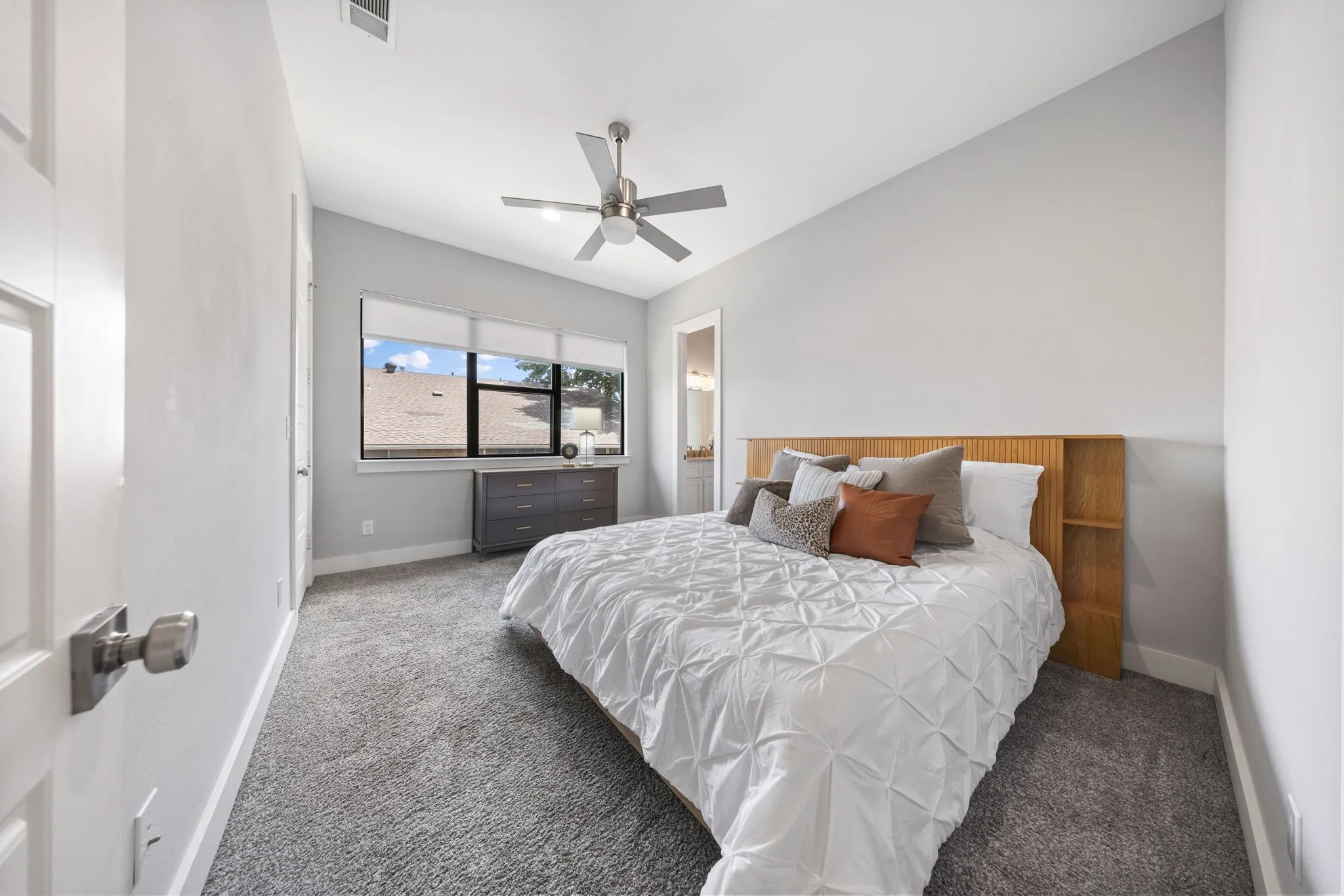 Single Family Residence For Sale in Dallas County , 5933 Oram Street, Dallas, Texas 75206, 4 Bedroom, 4 Bathroom, 2 Garage spaces, 3,259 Sqft, built in 2016, mls#21351487, Real Estate Agent in Dallas, Homes For Sale in Dallas county, Homes For Sale in Dallas, Realtor in Dallas Texas, Real Estate Brokerage Independent Realty Texas, Luminita Cordes Realtor