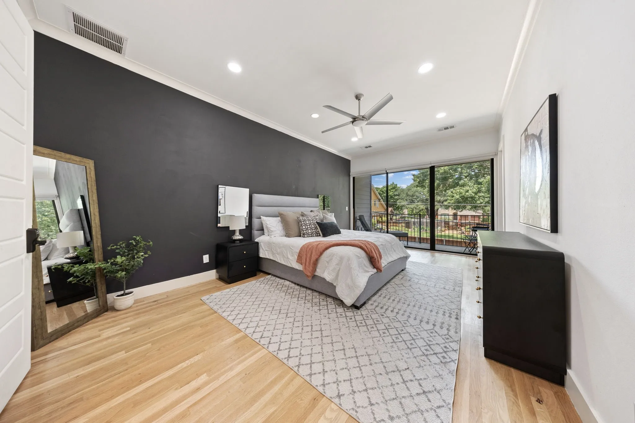 Single Family Residence For Sale in Dallas County , 5933 Oram Street, Dallas, Texas 75206, 4 Bedroom, 4 Bathroom, 2 Garage spaces, 3,259 Sqft, built in 2016, mls#21351487, Real Estate Agent in Dallas, Homes For Sale in Dallas county, Homes For Sale in Dallas, Realtor in Dallas Texas, Real Estate Brokerage Independent Realty Texas, Luminita Cordes Realtor