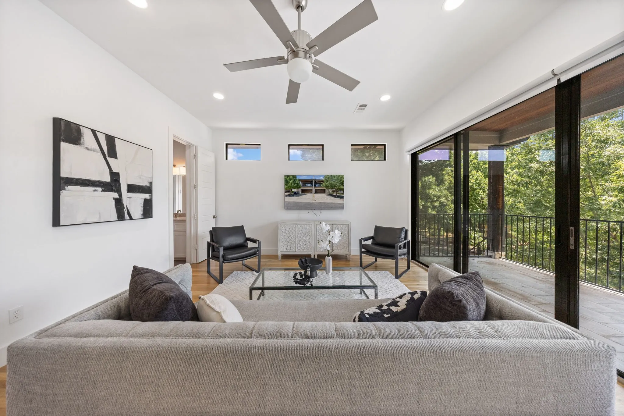 Single Family Residence For Sale in Dallas County , 5933 Oram Street, Dallas, Texas 75206, 4 Bedroom, 4 Bathroom, 2 Garage spaces, 3,259 Sqft, built in 2016, mls#21351487, Real Estate Agent in Dallas, Homes For Sale in Dallas county, Homes For Sale in Dallas, Realtor in Dallas Texas, Real Estate Brokerage Independent Realty Texas, Luminita Cordes Realtor