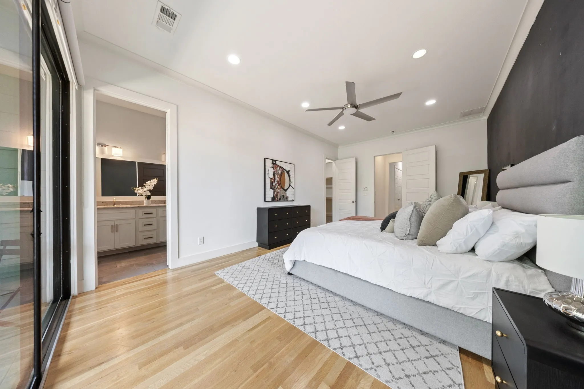 Single Family Residence For Sale in Dallas County , 5933 Oram Street, Dallas, Texas 75206, 4 Bedroom, 4 Bathroom, 2 Garage spaces, 3,259 Sqft, built in 2016, mls#21351487, Real Estate Agent in Dallas, Homes For Sale in Dallas county, Homes For Sale in Dallas, Realtor in Dallas Texas, Real Estate Brokerage Independent Realty Texas, Luminita Cordes Realtor