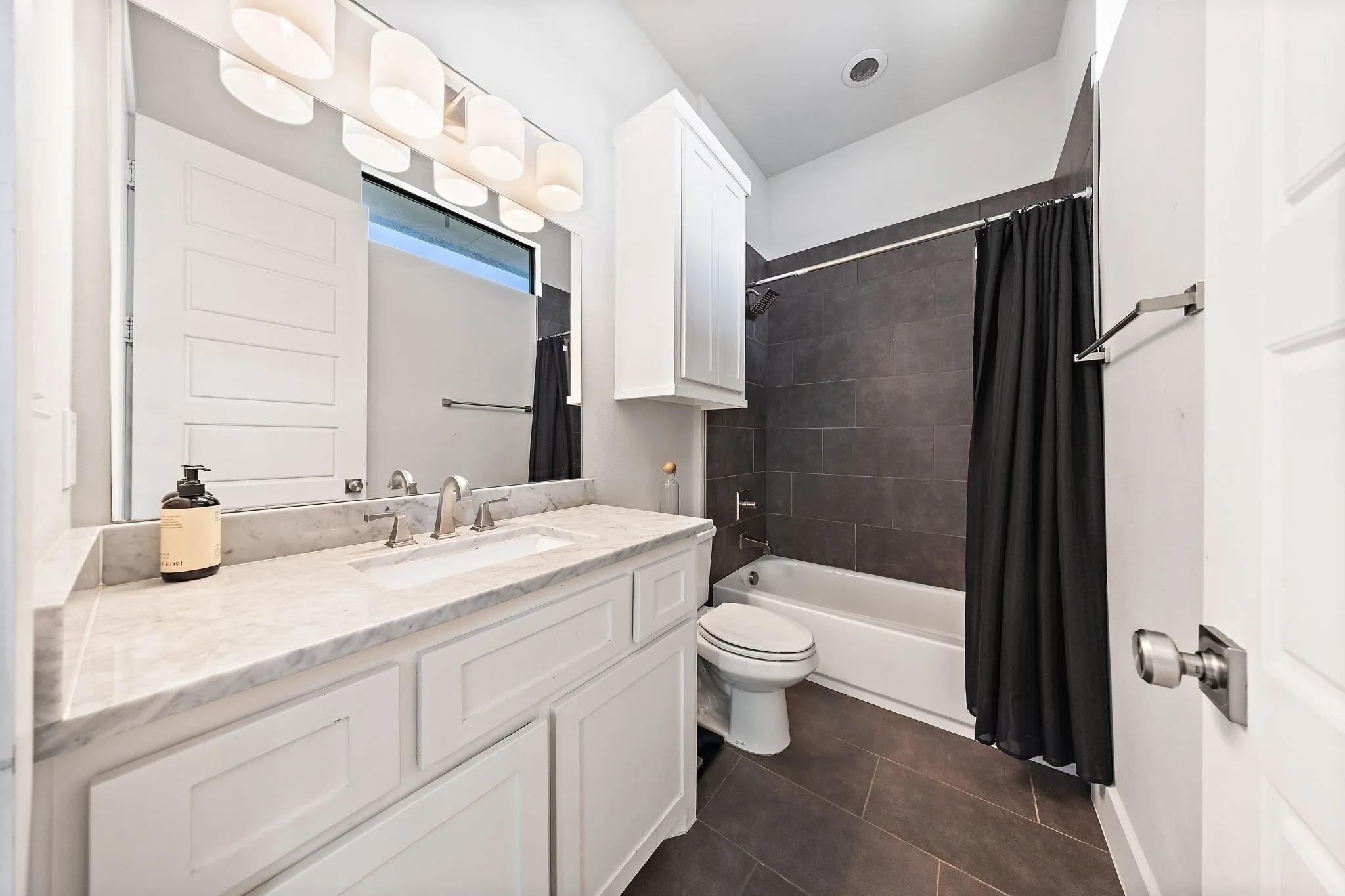 Single Family Residence For Sale in Dallas County , 5933 Oram Street, Dallas, Texas 75206, 4 Bedroom, 4 Bathroom, 2 Garage spaces, 3,259 Sqft, built in 2016, mls#21351487, Real Estate Agent in Dallas, Homes For Sale in Dallas county, Homes For Sale in Dallas, Realtor in Dallas Texas, Real Estate Brokerage Independent Realty Texas, Luminita Cordes Realtor