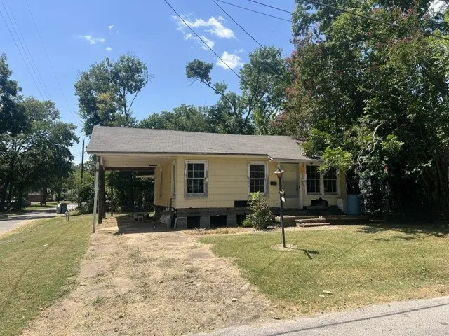 Single Family Residence For Sale in Fannin County , 1103 Pine Street, Bonham, Texas 75418, 2 Bedroom, 1 Bathroom, Garage spaces, 676 Sqft, built in 1940, mls#21353603, Real Estate Agent in Bonham, Homes For Sale in Fannin county, Homes For Sale in Bonham, Realtor in Bonham Texas, Real Estate Brokerage Independent Realty Texas, Luminita Cordes Realtor