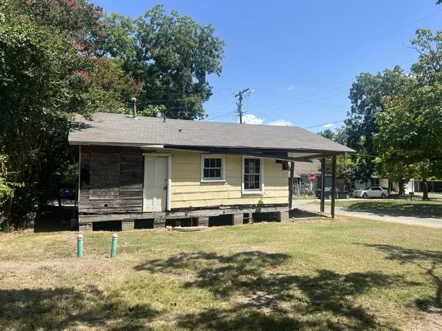 Single Family Residence For Sale in Fannin County , 1103 Pine Street, Bonham, Texas 75418, 2 Bedroom, 1 Bathroom, Garage spaces, 676 Sqft, built in 1940, mls#21353603, Real Estate Agent in Bonham, Homes For Sale in Fannin county, Homes For Sale in Bonham, Realtor in Bonham Texas, Real Estate Brokerage Independent Realty Texas, Luminita Cordes Realtor