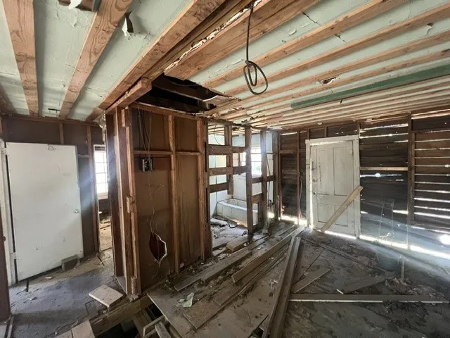 Single Family Residence For Sale in Fannin County , 1103 Pine Street, Bonham, Texas 75418, 2 Bedroom, 1 Bathroom, Garage spaces, 676 Sqft, built in 1940, mls#21353603, Real Estate Agent in Bonham, Homes For Sale in Fannin county, Homes For Sale in Bonham, Realtor in Bonham Texas, Real Estate Brokerage Independent Realty Texas, Luminita Cordes Realtor