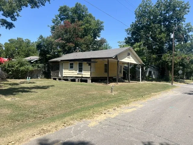 Single Family Residence For Sale in Fannin County , 1103 Pine Street, Bonham, Texas 75418, 2 Bedroom, 1 Bathroom, Garage spaces, 676 Sqft, built in 1940, mls#21353603, Real Estate Agent in Bonham, Homes For Sale in Fannin county, Homes For Sale in Bonham, Realtor in Bonham Texas, Real Estate Brokerage Independent Realty Texas, Luminita Cordes Realtor