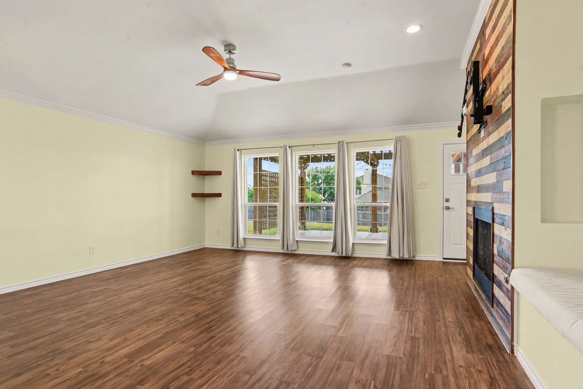 Single Family Residence For Sale in Kaufman County , 1302 Buckingham Drive, Forney, Texas 75126, 4 Bedroom, 2 Bathroom, 2 Garage spaces, 2,674 Sqft, built in 2003, mls#21353617, Real Estate Agent in Forney, Homes For Sale in Kaufman county, Homes For Sale in Forney, Realtor in Forney Texas, Real Estate Brokerage Independent Realty Texas, Luminita Cordes Realtor