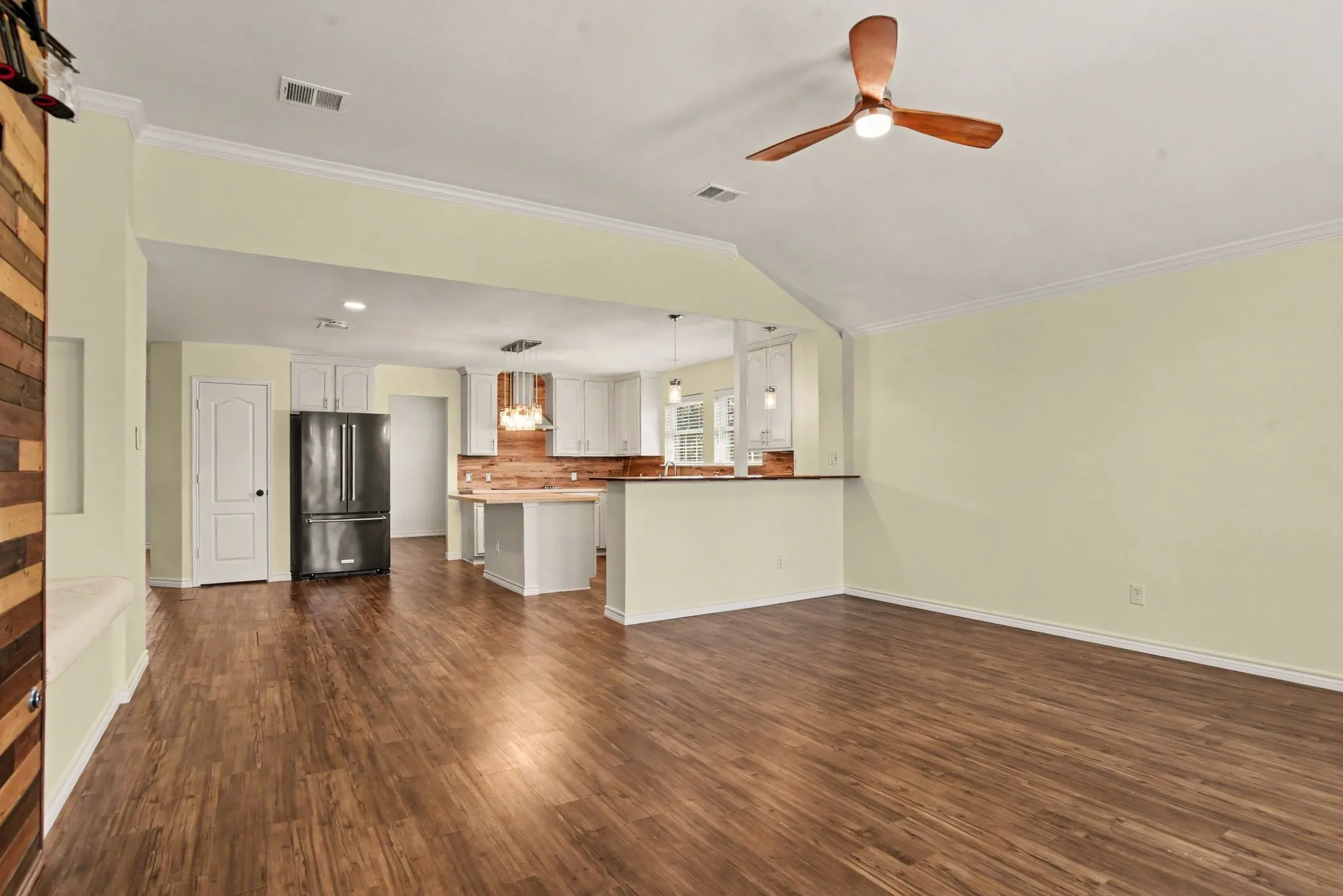 Single Family Residence For Sale in Kaufman County , 1302 Buckingham Drive, Forney, Texas 75126, 4 Bedroom, 2 Bathroom, 2 Garage spaces, 2,674 Sqft, built in 2003, mls#21353617, Real Estate Agent in Forney, Homes For Sale in Kaufman county, Homes For Sale in Forney, Realtor in Forney Texas, Real Estate Brokerage Independent Realty Texas, Luminita Cordes Realtor