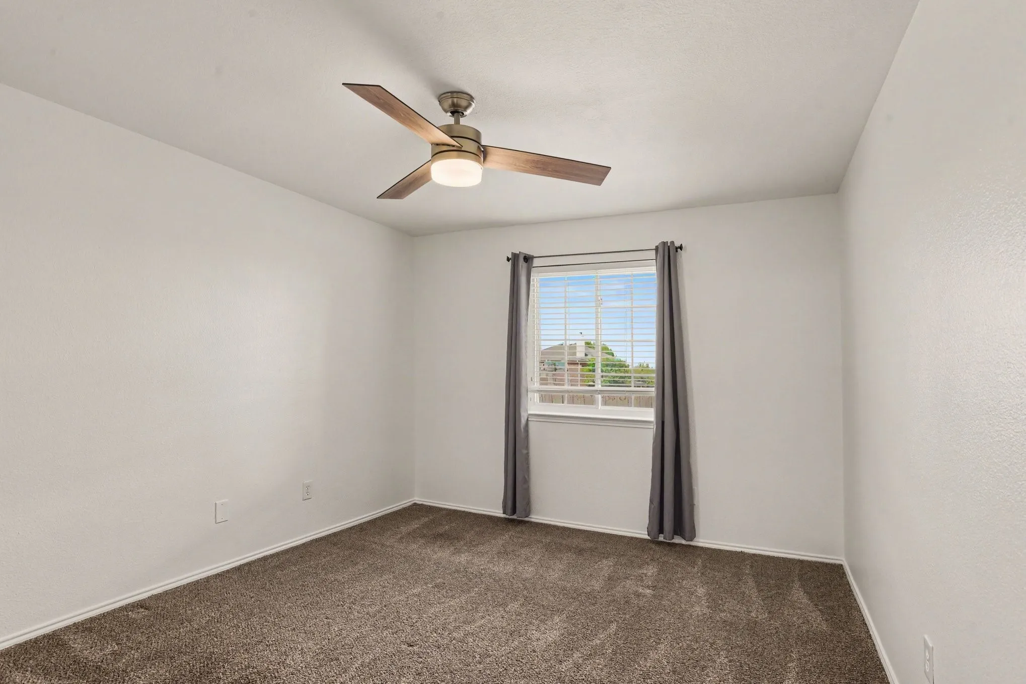 Single Family Residence For Sale in Kaufman County , 1302 Buckingham Drive, Forney, Texas 75126, 4 Bedroom, 2 Bathroom, 2 Garage spaces, 2,674 Sqft, built in 2003, mls#21353617, Real Estate Agent in Forney, Homes For Sale in Kaufman county, Homes For Sale in Forney, Realtor in Forney Texas, Real Estate Brokerage Independent Realty Texas, Luminita Cordes Realtor