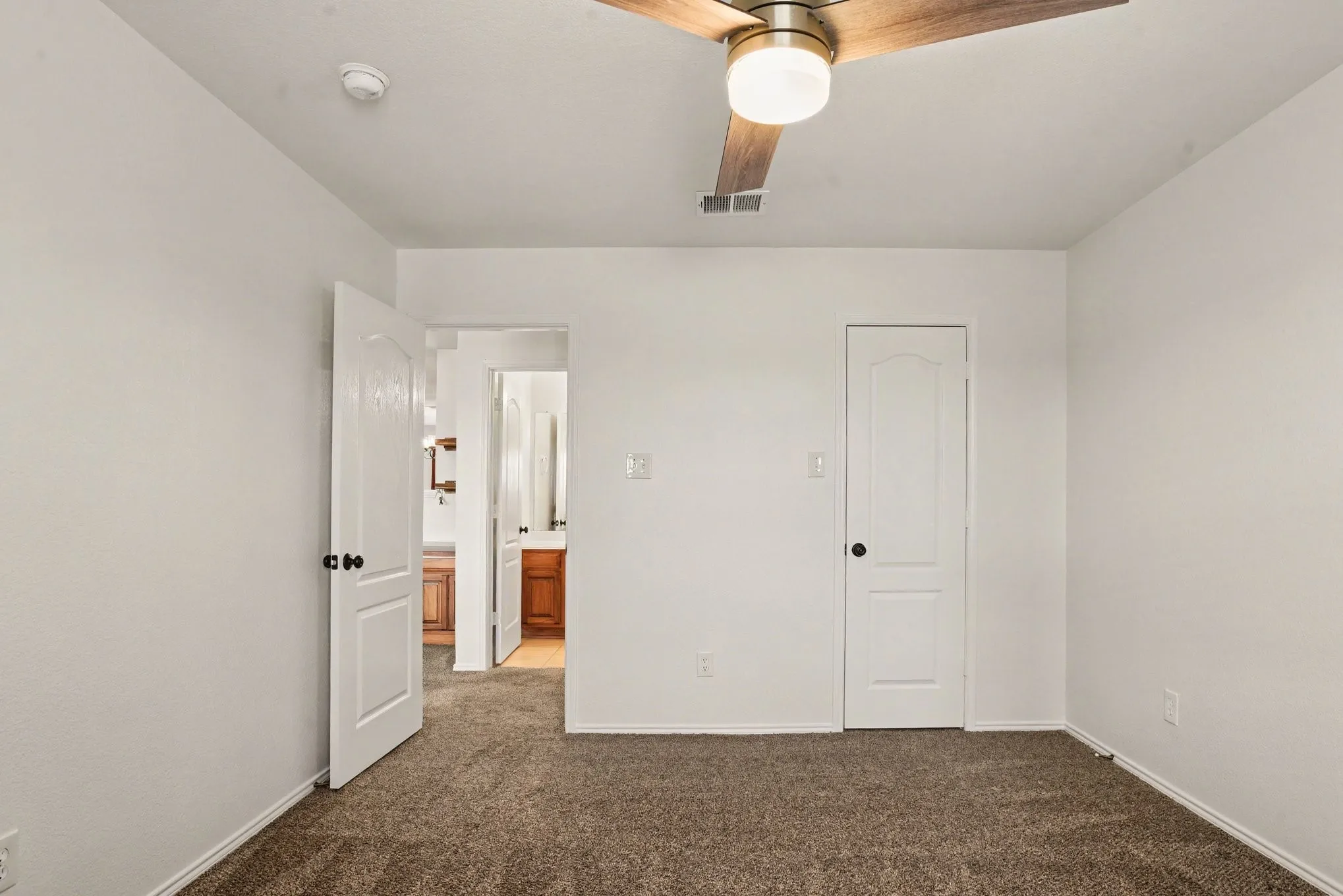 Single Family Residence For Sale in Kaufman County , 1302 Buckingham Drive, Forney, Texas 75126, 4 Bedroom, 2 Bathroom, 2 Garage spaces, 2,674 Sqft, built in 2003, mls#21353617, Real Estate Agent in Forney, Homes For Sale in Kaufman county, Homes For Sale in Forney, Realtor in Forney Texas, Real Estate Brokerage Independent Realty Texas, Luminita Cordes Realtor