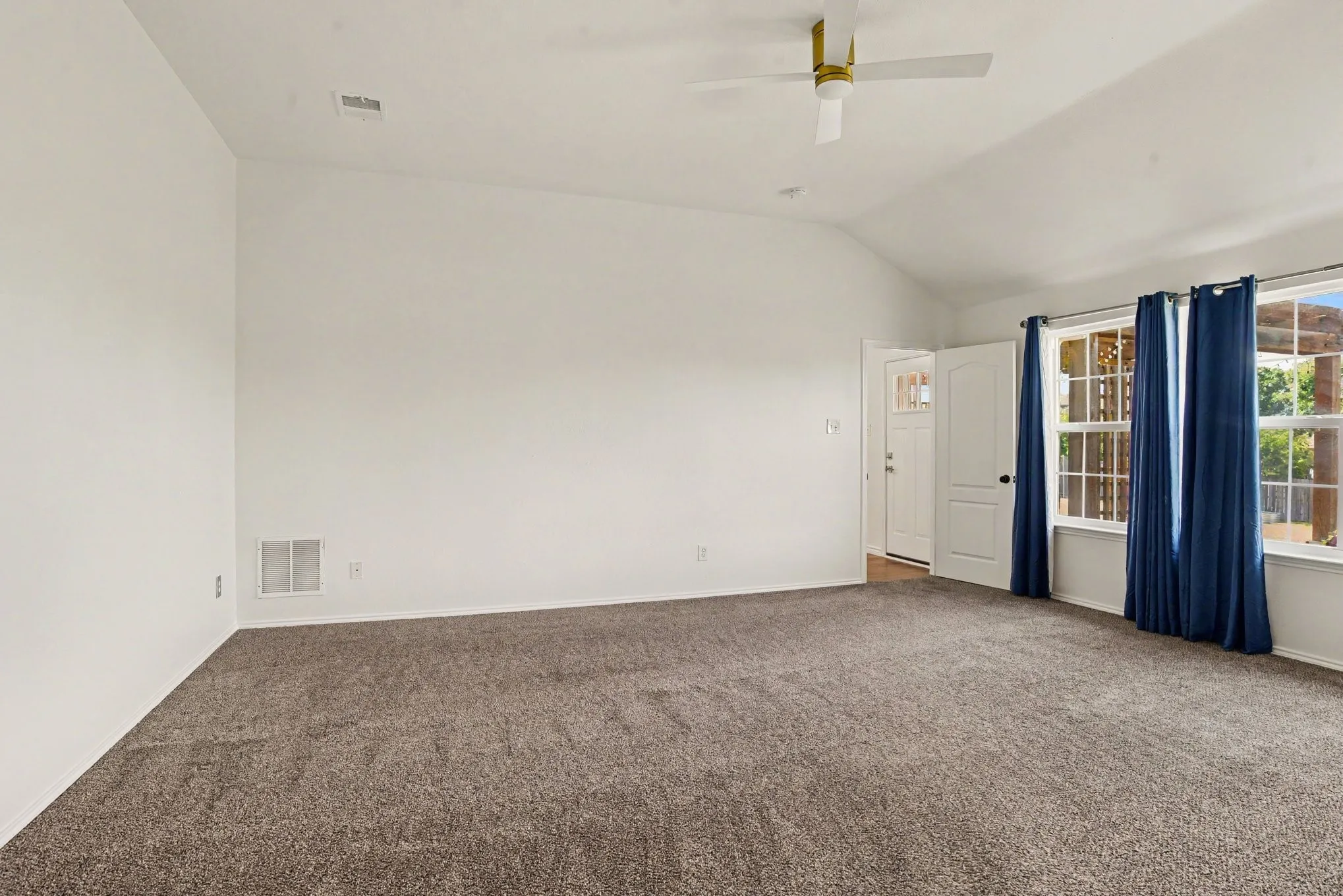 Single Family Residence For Sale in Kaufman County , 1302 Buckingham Drive, Forney, Texas 75126, 4 Bedroom, 2 Bathroom, 2 Garage spaces, 2,674 Sqft, built in 2003, mls#21353617, Real Estate Agent in Forney, Homes For Sale in Kaufman county, Homes For Sale in Forney, Realtor in Forney Texas, Real Estate Brokerage Independent Realty Texas, Luminita Cordes Realtor