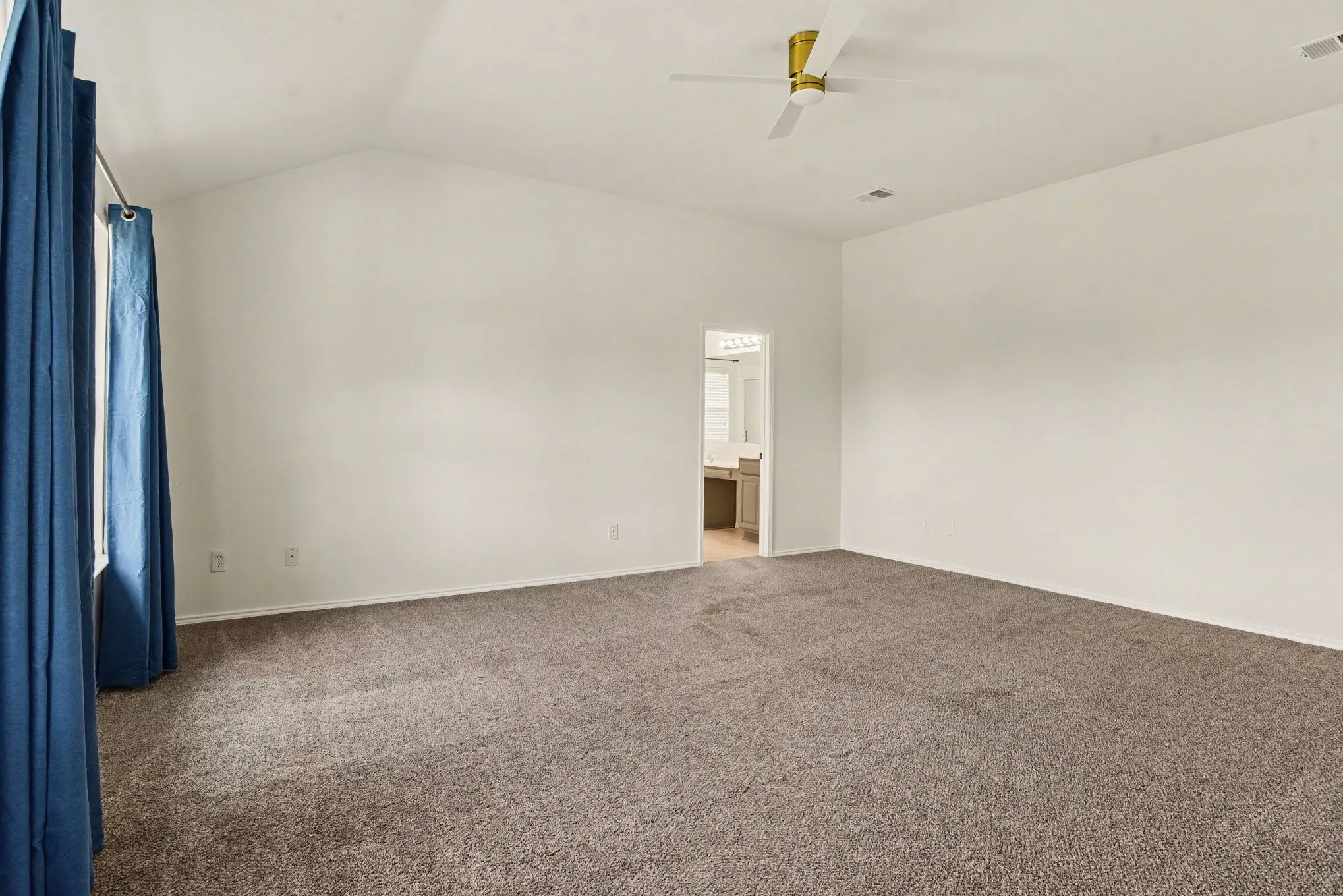 Single Family Residence For Sale in Kaufman County , 1302 Buckingham Drive, Forney, Texas 75126, 4 Bedroom, 2 Bathroom, 2 Garage spaces, 2,674 Sqft, built in 2003, mls#21353617, Real Estate Agent in Forney, Homes For Sale in Kaufman county, Homes For Sale in Forney, Realtor in Forney Texas, Real Estate Brokerage Independent Realty Texas, Luminita Cordes Realtor