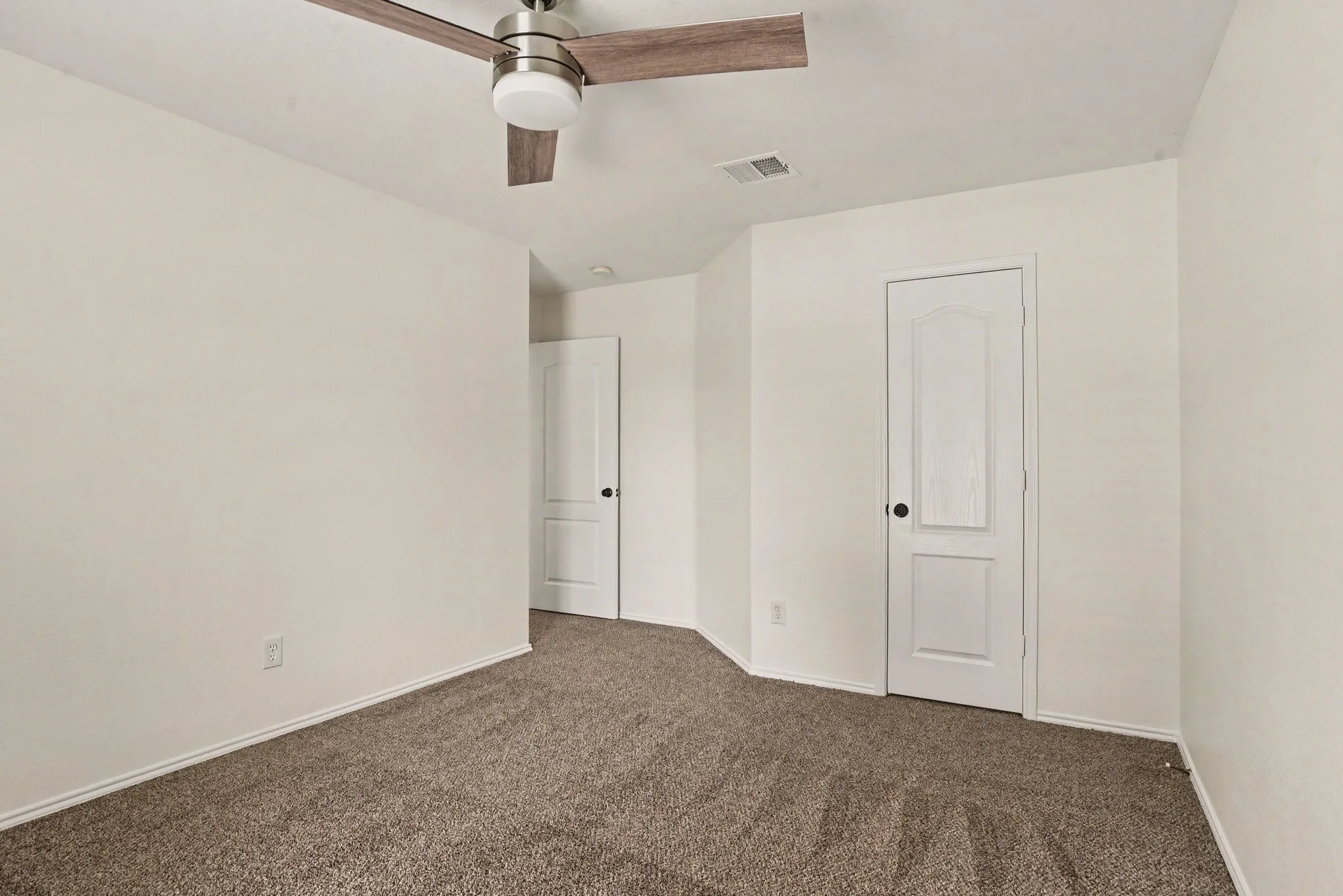 Single Family Residence For Sale in Kaufman County , 1302 Buckingham Drive, Forney, Texas 75126, 4 Bedroom, 2 Bathroom, 2 Garage spaces, 2,674 Sqft, built in 2003, mls#21353617, Real Estate Agent in Forney, Homes For Sale in Kaufman county, Homes For Sale in Forney, Realtor in Forney Texas, Real Estate Brokerage Independent Realty Texas, Luminita Cordes Realtor