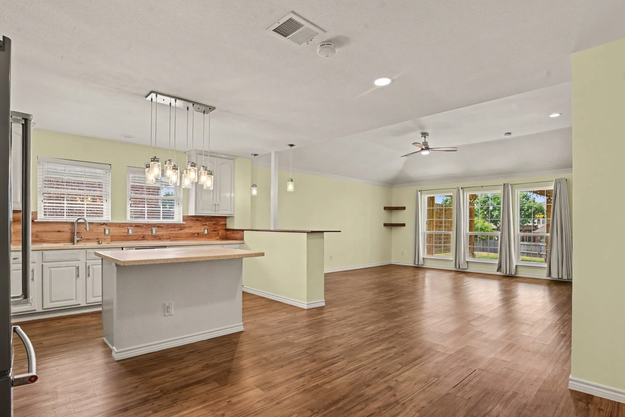 Single Family Residence For Sale in Kaufman County , 1302 Buckingham Drive, Forney, Texas 75126, 4 Bedroom, 2 Bathroom, 2 Garage spaces, 2,674 Sqft, built in 2003, mls#21353617, Real Estate Agent in Forney, Homes For Sale in Kaufman county, Homes For Sale in Forney, Realtor in Forney Texas, Real Estate Brokerage Independent Realty Texas, Luminita Cordes Realtor