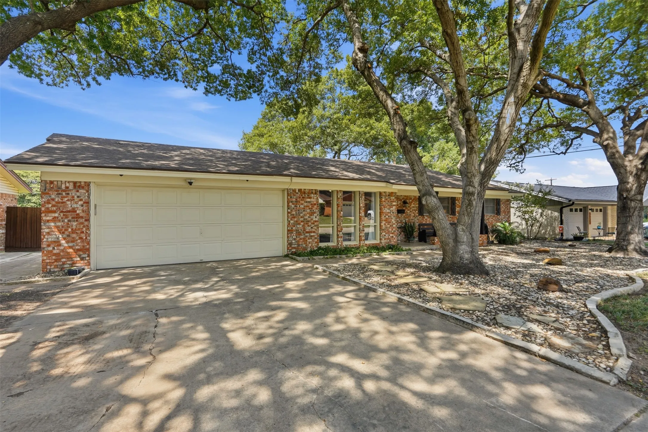 Single Family Residence For Sale in Tarrant County , 5709 Starlight Drive, Haltom City, Texas 76117, 3 Bedroom, 2 Bathroom, 2 Garage spaces, 1,666 Sqft, built in 1963, mls#21353950, Real Estate Agent in Haltom City, Homes For Sale in Tarrant county, Homes For Sale in Haltom City, Realtor in Haltom City Texas, Real Estate Brokerage Independent Realty Texas, Luminita Cordes Realtor