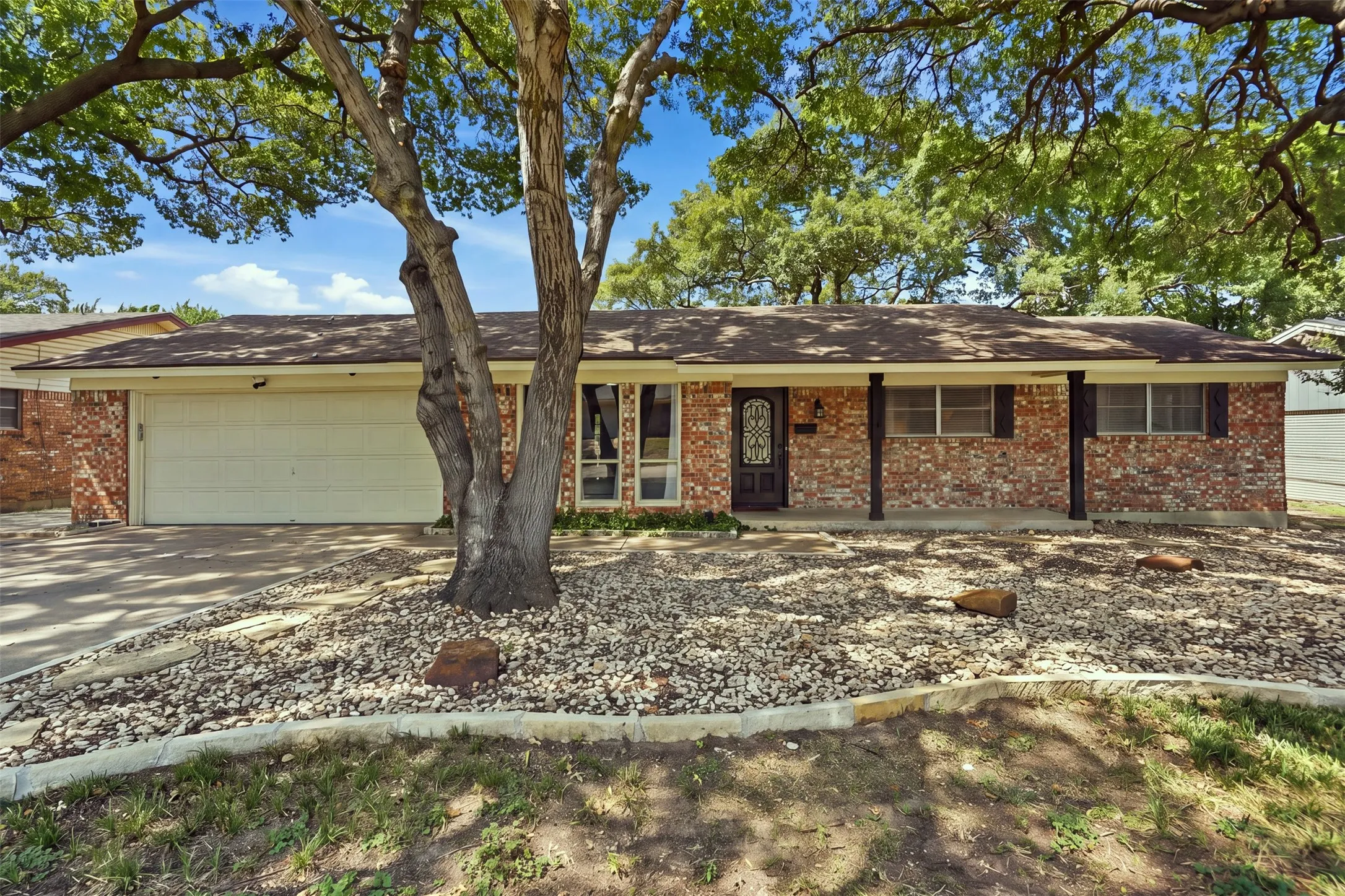 Single Family Residence For Sale in Tarrant County , 5709 Starlight Drive, Haltom City, Texas 76117, 3 Bedroom, 2 Bathroom, 2 Garage spaces, 1,666 Sqft, built in 1963, mls#21353950, Real Estate Agent in Haltom City, Homes For Sale in Tarrant county, Homes For Sale in Haltom City, Realtor in Haltom City Texas, Real Estate Brokerage Independent Realty Texas, Luminita Cordes Realtor