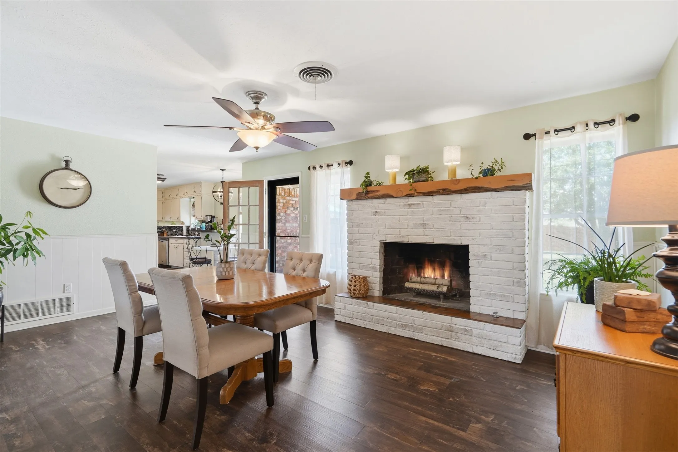 Single Family Residence For Sale in Tarrant County , 5709 Starlight Drive, Haltom City, Texas 76117, 3 Bedroom, 2 Bathroom, 2 Garage spaces, 1,666 Sqft, built in 1963, mls#21353950, Real Estate Agent in Haltom City, Homes For Sale in Tarrant county, Homes For Sale in Haltom City, Realtor in Haltom City Texas, Real Estate Brokerage Independent Realty Texas, Luminita Cordes Realtor