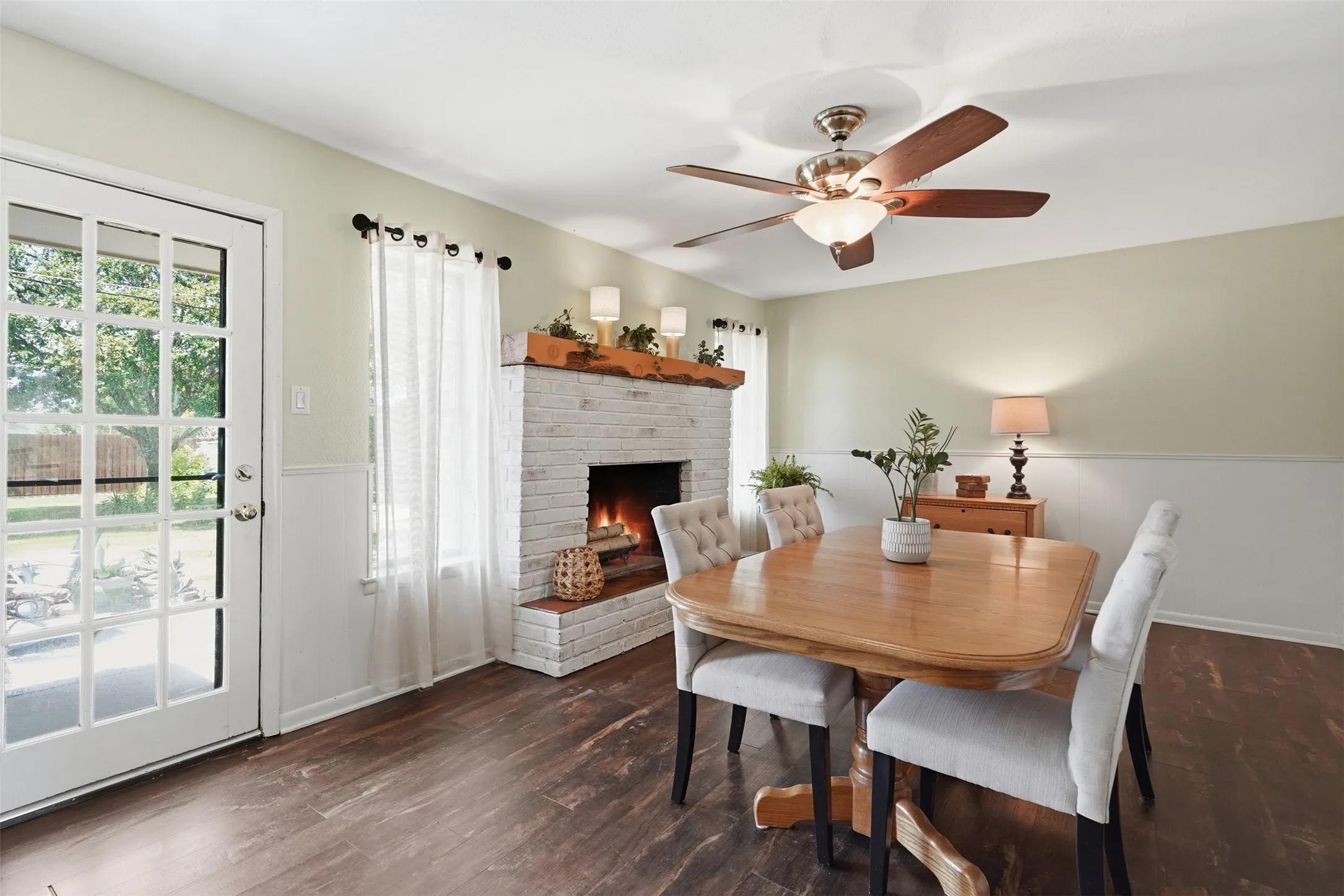 Single Family Residence For Sale in Tarrant County , 5709 Starlight Drive, Haltom City, Texas 76117, 3 Bedroom, 2 Bathroom, 2 Garage spaces, 1,666 Sqft, built in 1963, mls#21353950, Real Estate Agent in Haltom City, Homes For Sale in Tarrant county, Homes For Sale in Haltom City, Realtor in Haltom City Texas, Real Estate Brokerage Independent Realty Texas, Luminita Cordes Realtor