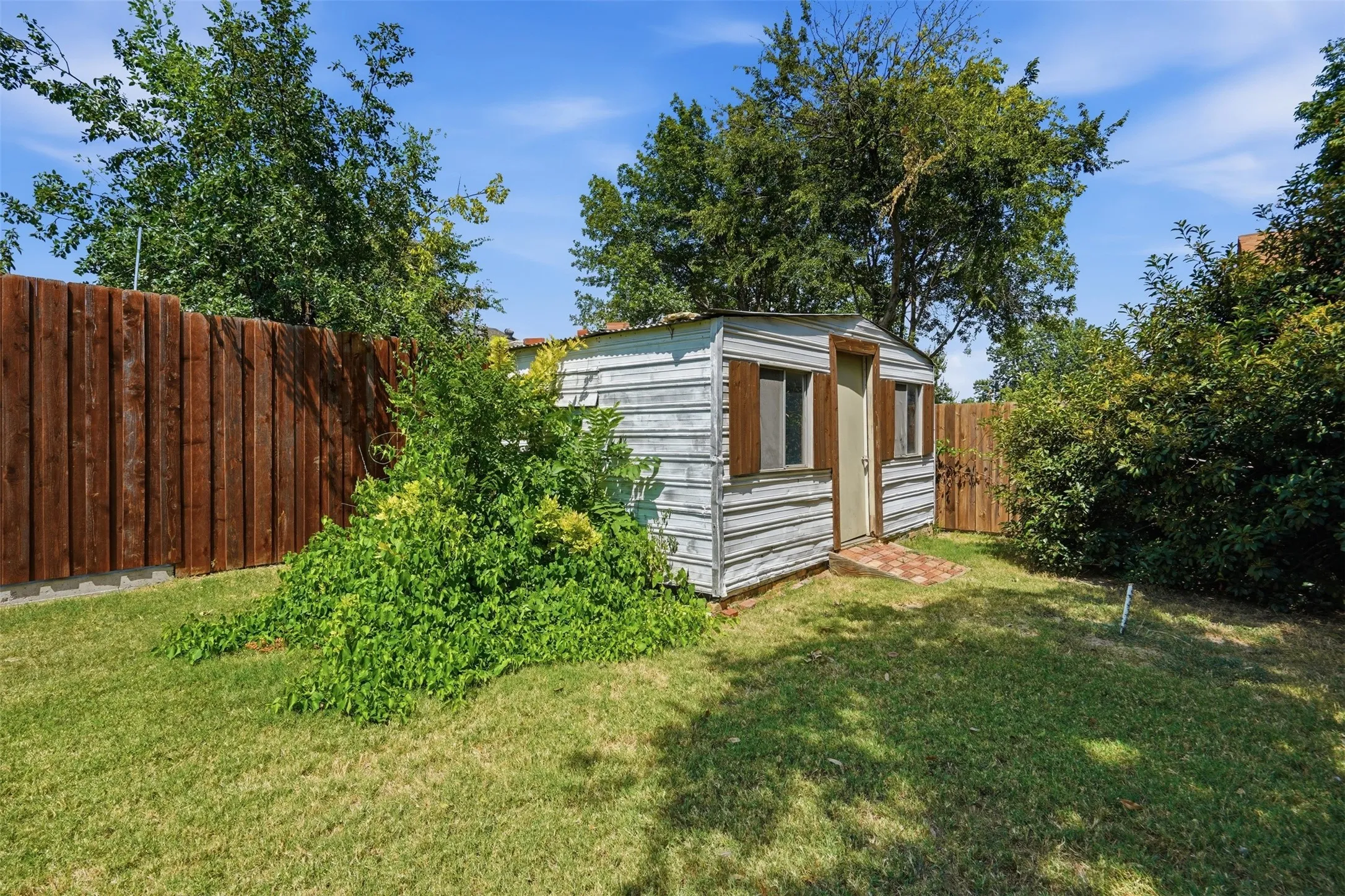 Single Family Residence For Sale in Tarrant County , 5709 Starlight Drive, Haltom City, Texas 76117, 3 Bedroom, 2 Bathroom, 2 Garage spaces, 1,666 Sqft, built in 1963, mls#21353950, Real Estate Agent in Haltom City, Homes For Sale in Tarrant county, Homes For Sale in Haltom City, Realtor in Haltom City Texas, Real Estate Brokerage Independent Realty Texas, Luminita Cordes Realtor