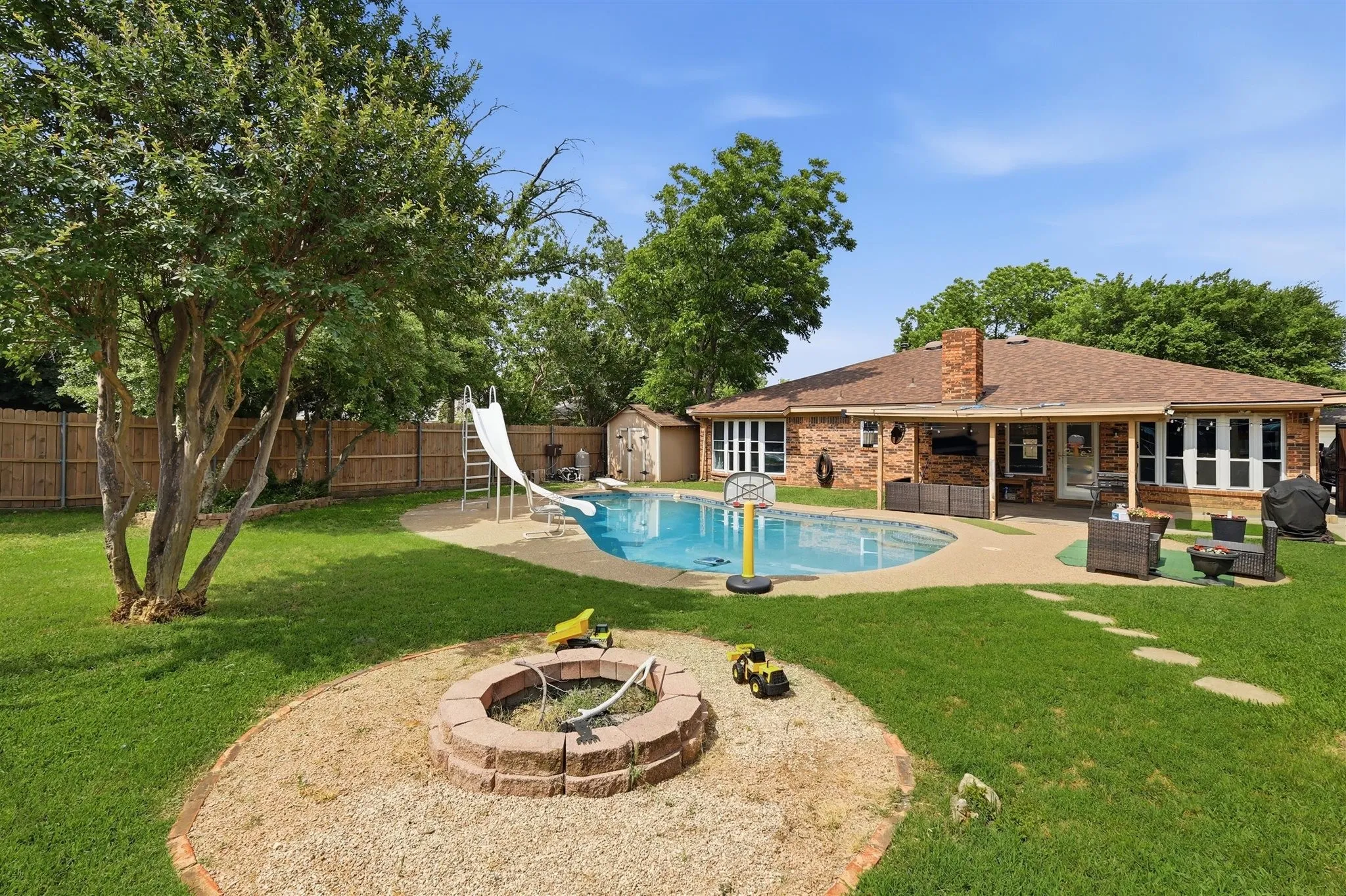 Single Family Residence For Sale in Tarrant County , 1104 Monterrey Street, Bedford, Texas 76022, 4 Bedroom, 2 Bathroom, 2 Garage spaces, 1,616 Sqft, built in 1976, mls#21353992, Real Estate Agent in Bedford, Homes For Sale in Tarrant county, Homes For Sale in Bedford, Realtor in Bedford Texas, Real Estate Brokerage Independent Realty Texas, Luminita Cordes Realtor