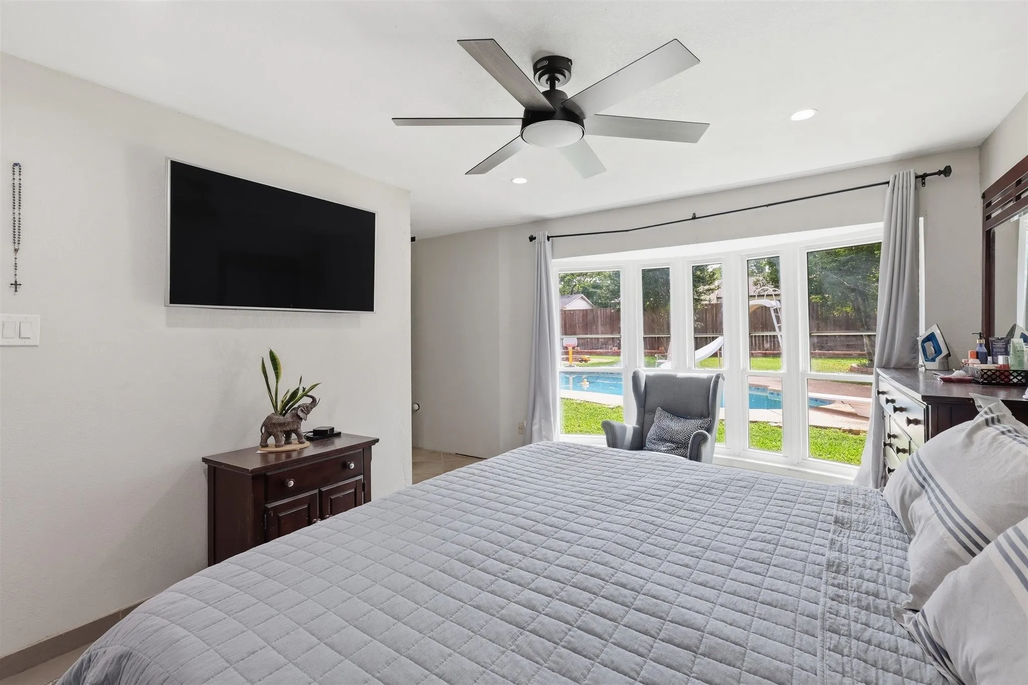 Single Family Residence For Sale in Tarrant County , 1104 Monterrey Street, Bedford, Texas 76022, 4 Bedroom, 2 Bathroom, 2 Garage spaces, 1,616 Sqft, built in 1976, mls#21353992, Real Estate Agent in Bedford, Homes For Sale in Tarrant county, Homes For Sale in Bedford, Realtor in Bedford Texas, Real Estate Brokerage Independent Realty Texas, Luminita Cordes Realtor