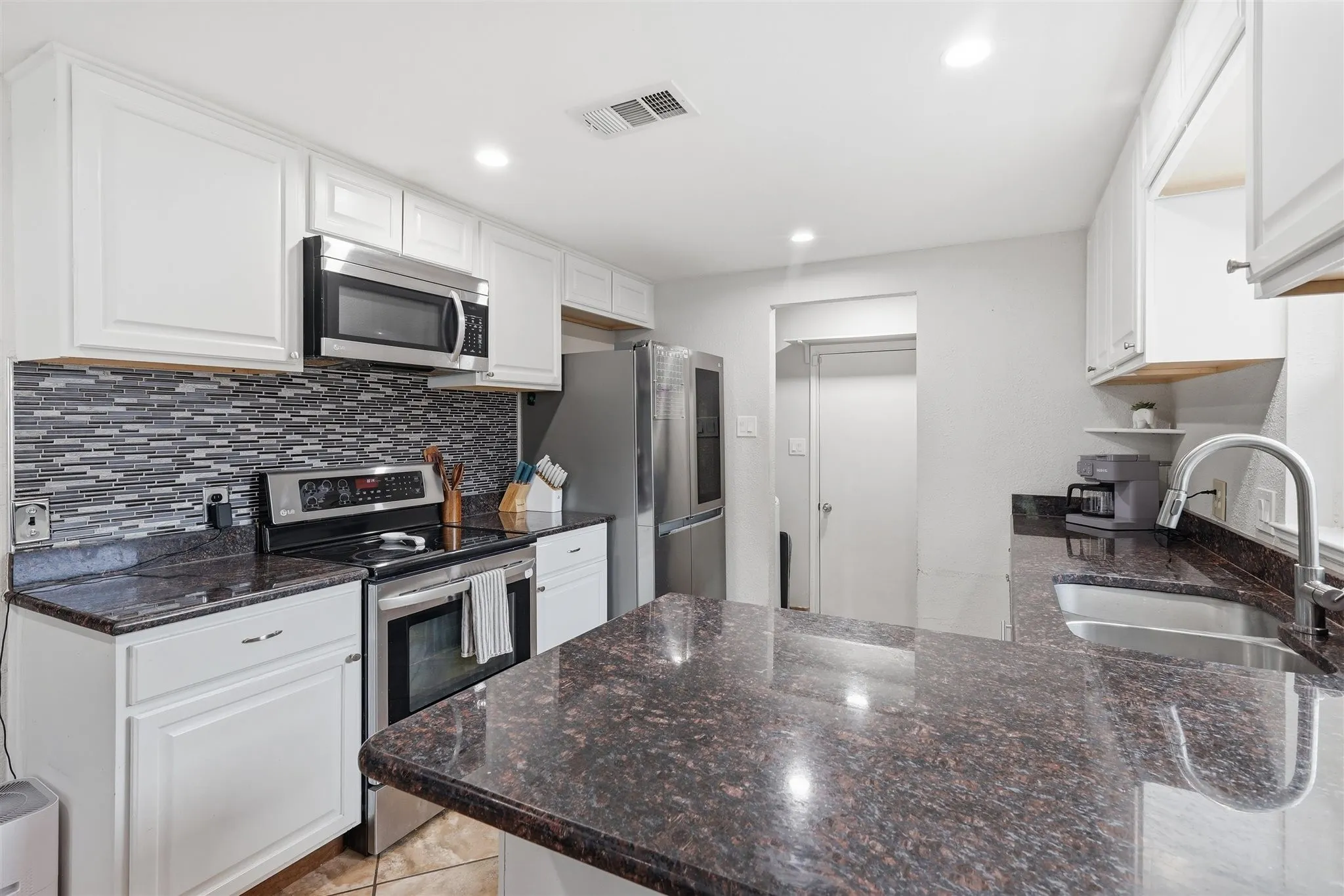 Single Family Residence For Sale in Tarrant County , 1104 Monterrey Street, Bedford, Texas 76022, 4 Bedroom, 2 Bathroom, 2 Garage spaces, 1,616 Sqft, built in 1976, mls#21353992, Real Estate Agent in Bedford, Homes For Sale in Tarrant county, Homes For Sale in Bedford, Realtor in Bedford Texas, Real Estate Brokerage Independent Realty Texas, Luminita Cordes Realtor