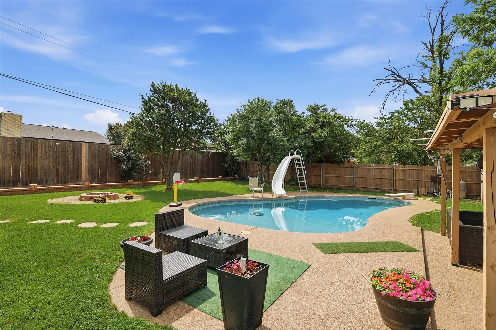 Single Family Residence For Sale in Tarrant County , 1104 Monterrey Street, Bedford, Texas 76022, 4 Bedroom, 2 Bathroom, 2 Garage spaces, 1,616 Sqft, built in 1976, mls#21353992, Real Estate Agent in Bedford, Homes For Sale in Tarrant county, Homes For Sale in Bedford, Realtor in Bedford Texas, Real Estate Brokerage Independent Realty Texas, Luminita Cordes Realtor