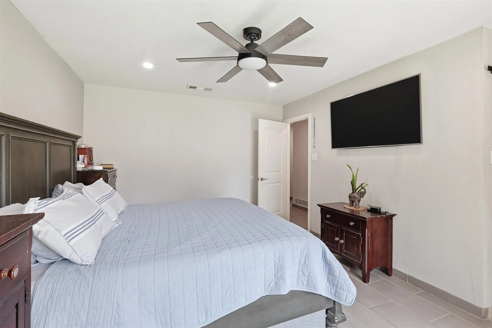 Single Family Residence For Sale in Tarrant County , 1104 Monterrey Street, Bedford, Texas 76022, 4 Bedroom, 2 Bathroom, 2 Garage spaces, 1,616 Sqft, built in 1976, mls#21353992, Real Estate Agent in Bedford, Homes For Sale in Tarrant county, Homes For Sale in Bedford, Realtor in Bedford Texas, Real Estate Brokerage Independent Realty Texas, Luminita Cordes Realtor