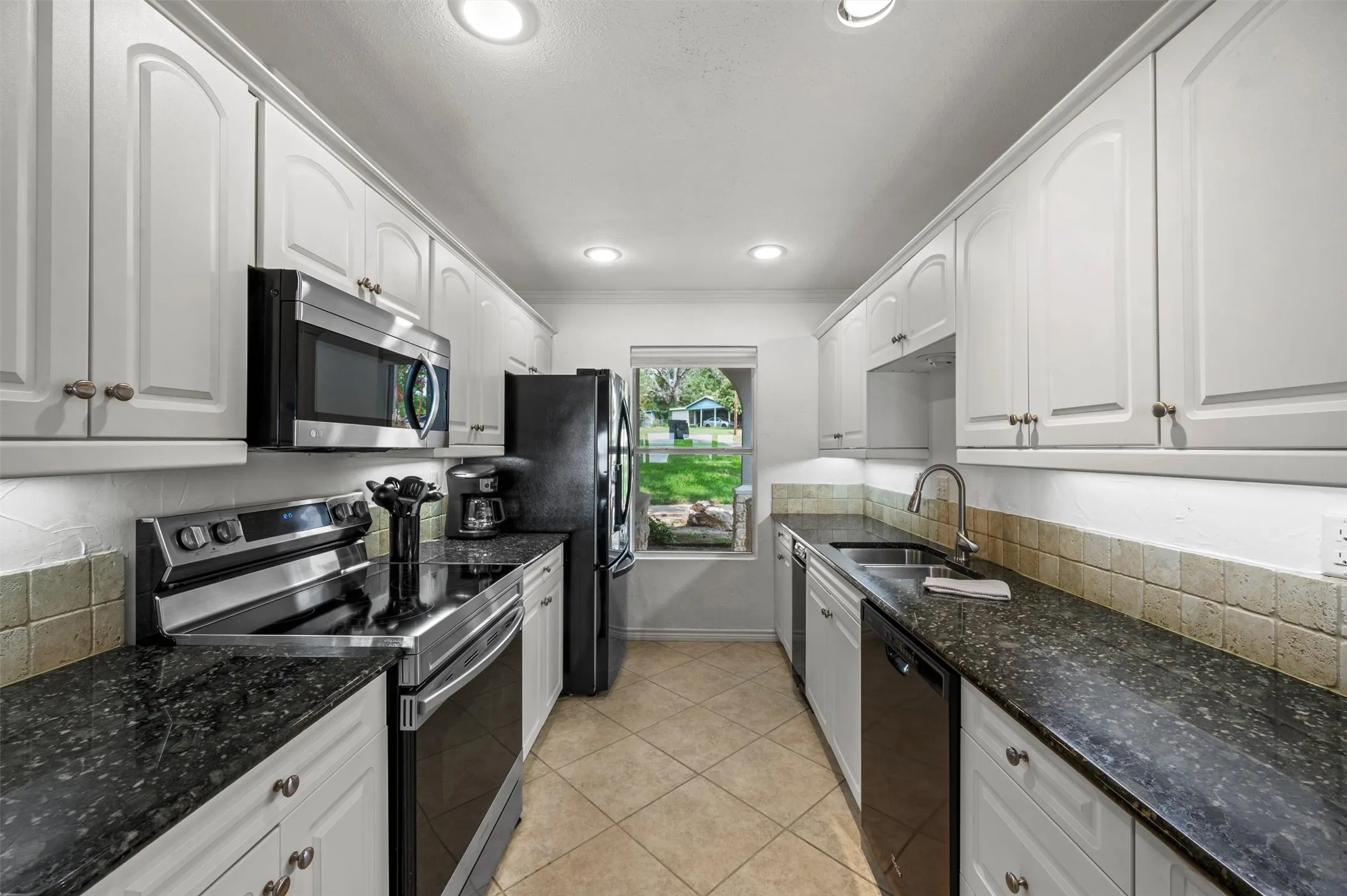 Single Family Residence For Sale in Henderson County , 211 Lake Front Drive, Mabank, Texas 75156, 4 Bedroom, 4 Bathroom, 3 Garage spaces, 3,046 Sqft, built in 1970, mls#21353126, Real Estate Agent in Mabank, Homes For Sale in Henderson county, Homes For Sale in Mabank, Realtor in Mabank Texas, Real Estate Brokerage Independent Realty Texas, Luminita Cordes Realtor