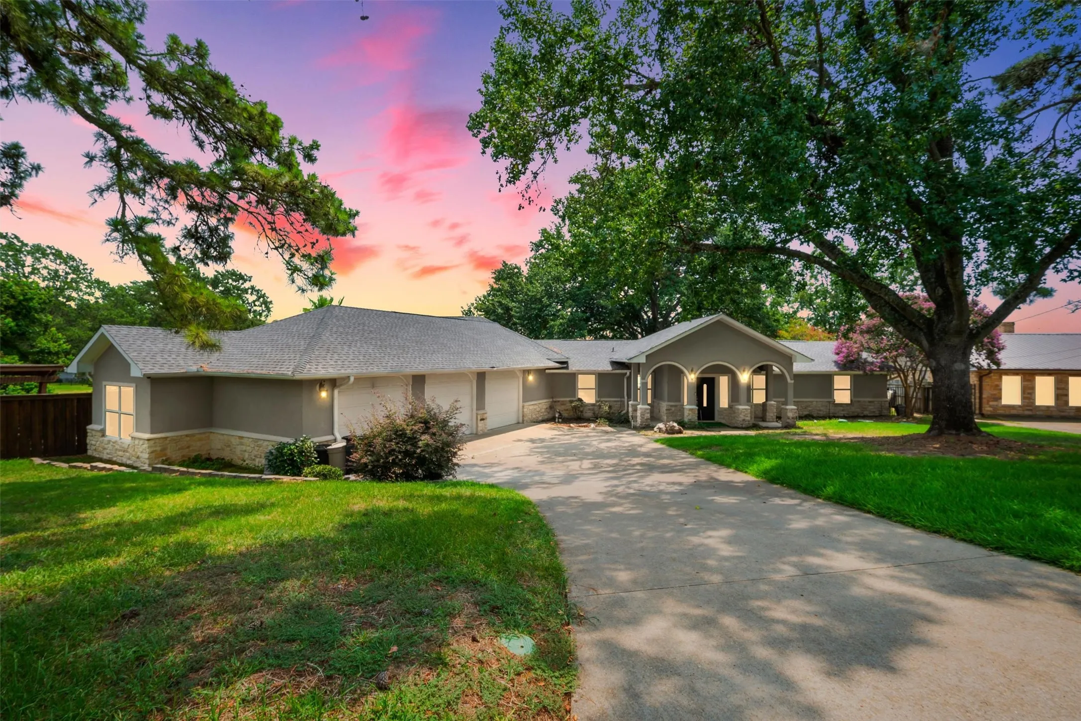 Single Family Residence For Sale in Henderson County , 211 Lake Front Drive, Mabank, Texas 75156, 4 Bedroom, 4 Bathroom, 3 Garage spaces, 3,046 Sqft, built in 1970, mls#21353126, Real Estate Agent in Mabank, Homes For Sale in Henderson county, Homes For Sale in Mabank, Realtor in Mabank Texas, Real Estate Brokerage Independent Realty Texas, Luminita Cordes Realtor