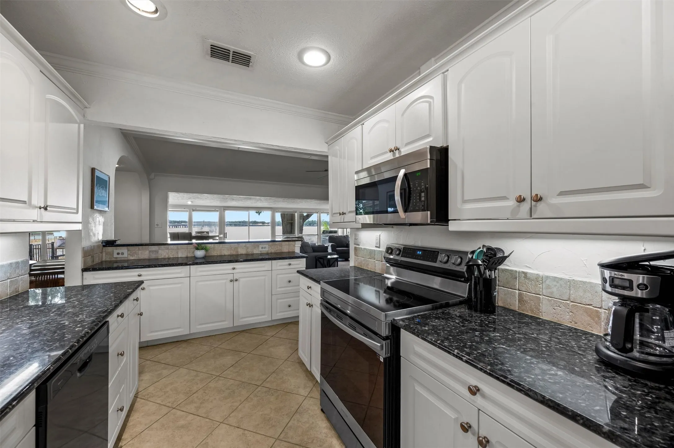 Single Family Residence For Sale in Henderson County , 211 Lake Front Drive, Mabank, Texas 75156, 4 Bedroom, 4 Bathroom, 3 Garage spaces, 3,046 Sqft, built in 1970, mls#21353126, Real Estate Agent in Mabank, Homes For Sale in Henderson county, Homes For Sale in Mabank, Realtor in Mabank Texas, Real Estate Brokerage Independent Realty Texas, Luminita Cordes Realtor