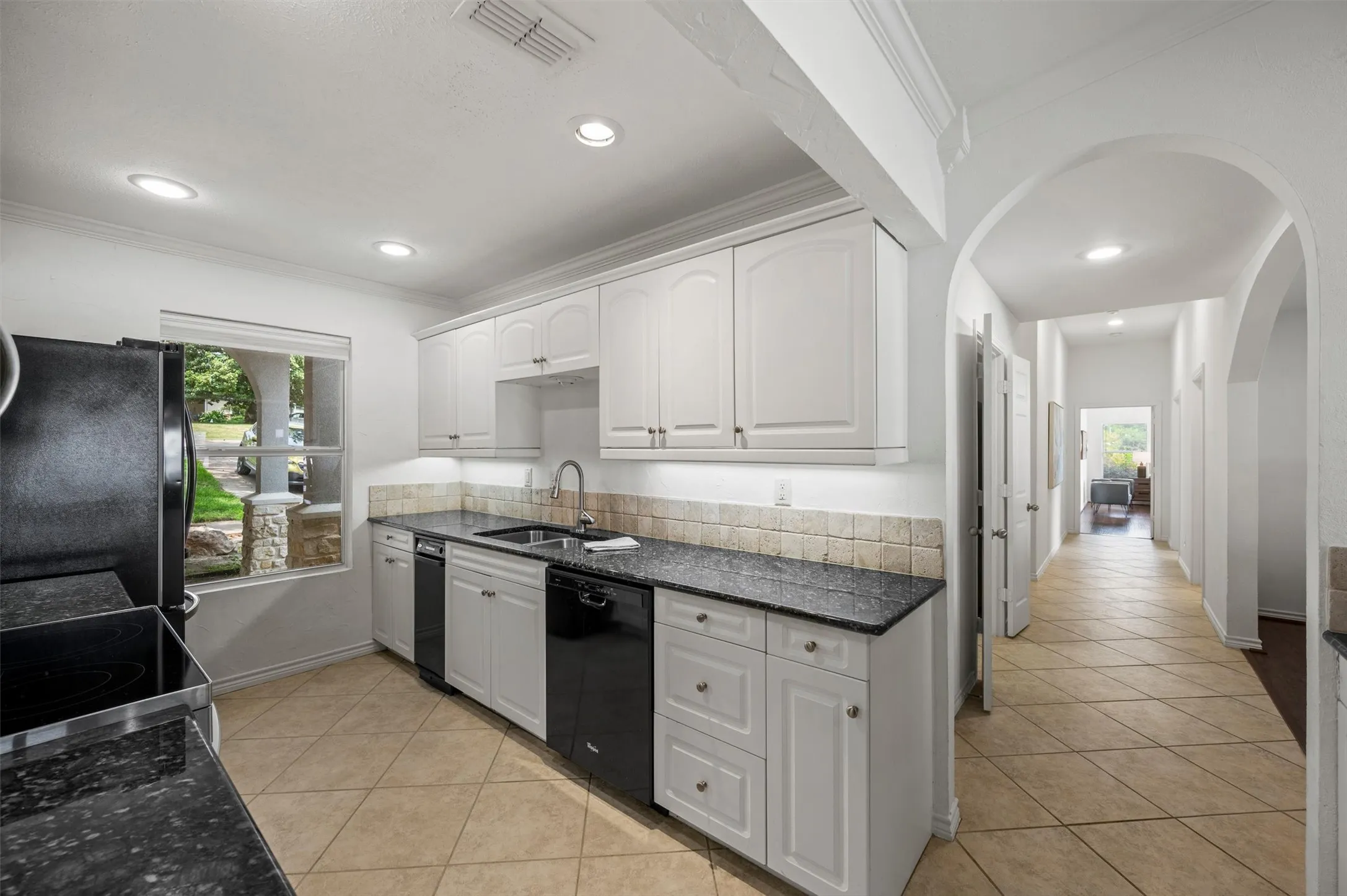 Single Family Residence For Sale in Henderson County , 211 Lake Front Drive, Mabank, Texas 75156, 4 Bedroom, 4 Bathroom, 3 Garage spaces, 3,046 Sqft, built in 1970, mls#21353126, Real Estate Agent in Mabank, Homes For Sale in Henderson county, Homes For Sale in Mabank, Realtor in Mabank Texas, Real Estate Brokerage Independent Realty Texas, Luminita Cordes Realtor