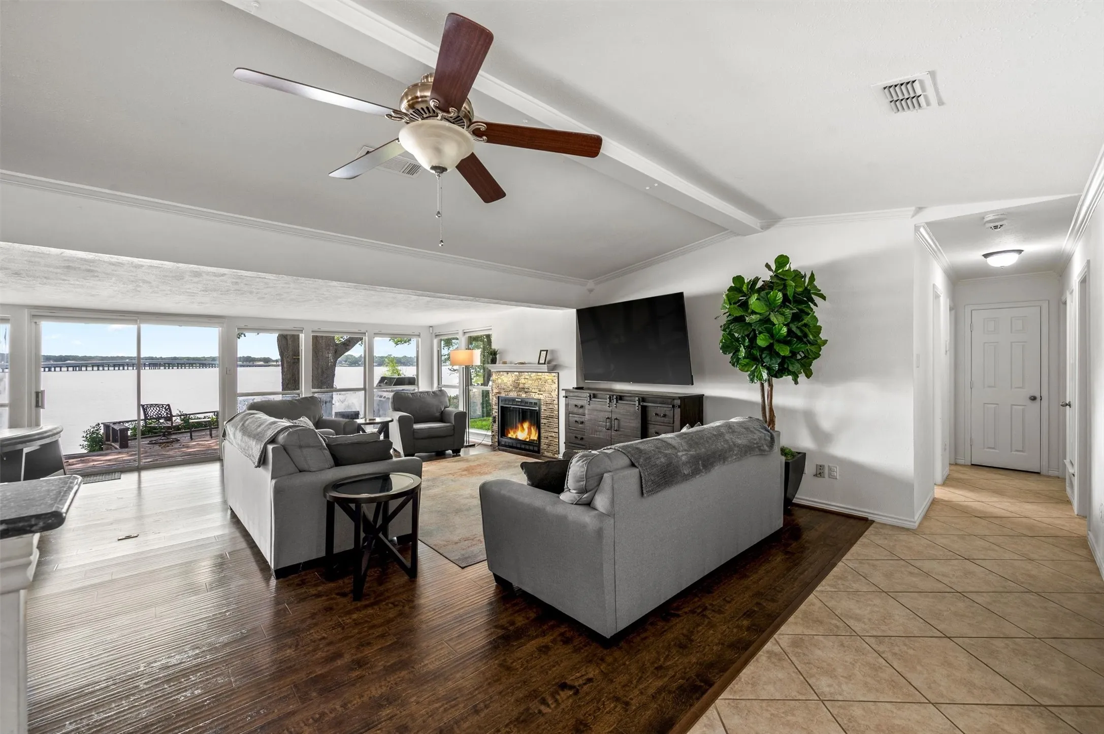 Single Family Residence For Sale in Henderson County , 211 Lake Front Drive, Mabank, Texas 75156, 4 Bedroom, 4 Bathroom, 3 Garage spaces, 3,046 Sqft, built in 1970, mls#21353126, Real Estate Agent in Mabank, Homes For Sale in Henderson county, Homes For Sale in Mabank, Realtor in Mabank Texas, Real Estate Brokerage Independent Realty Texas, Luminita Cordes Realtor