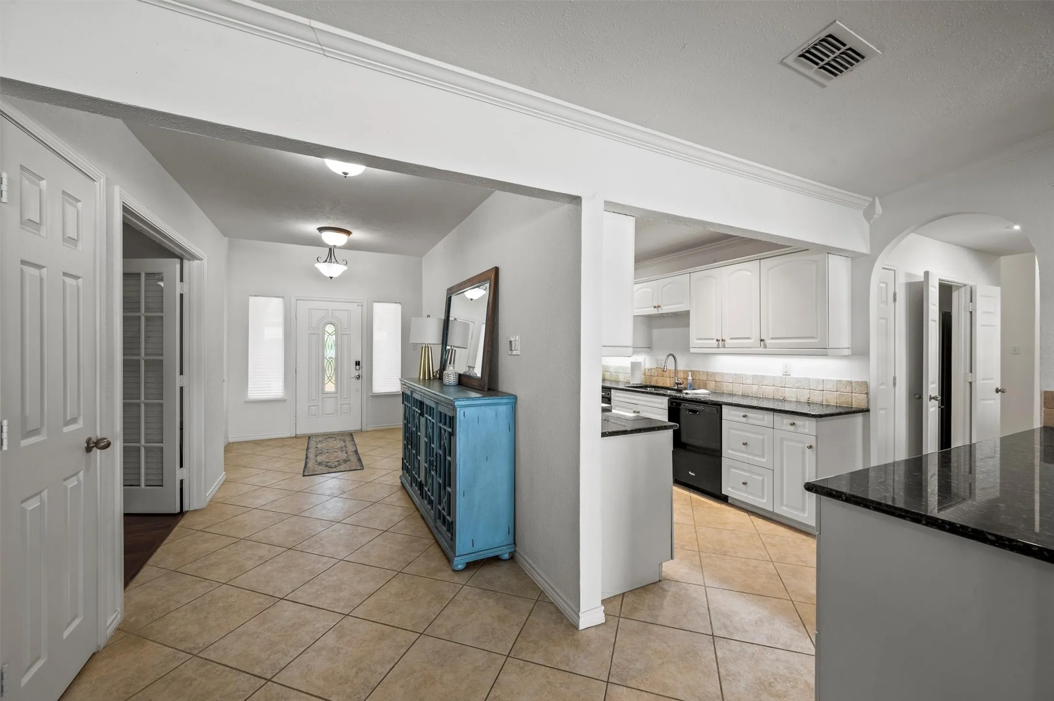 Single Family Residence For Sale in Henderson County , 211 Lake Front Drive, Mabank, Texas 75156, 4 Bedroom, 4 Bathroom, 3 Garage spaces, 3,046 Sqft, built in 1970, mls#21353126, Real Estate Agent in Mabank, Homes For Sale in Henderson county, Homes For Sale in Mabank, Realtor in Mabank Texas, Real Estate Brokerage Independent Realty Texas, Luminita Cordes Realtor