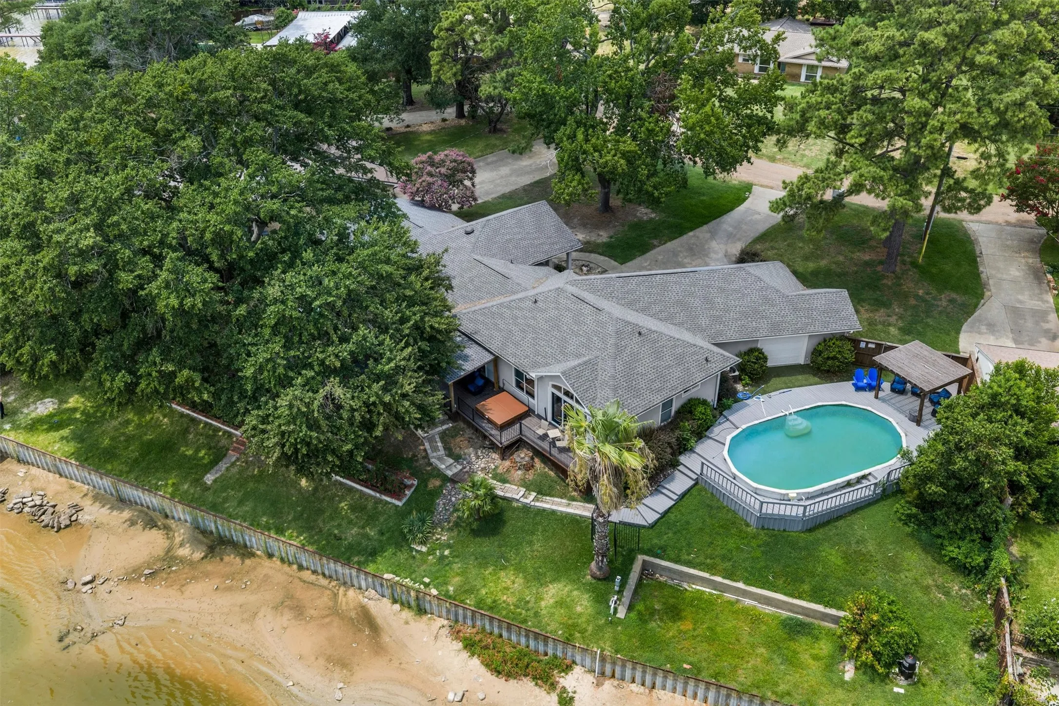 Single Family Residence For Sale in Henderson County , 211 Lake Front Drive, Mabank, Texas 75156, 4 Bedroom, 4 Bathroom, 3 Garage spaces, 3,046 Sqft, built in 1970, mls#21353126, Real Estate Agent in Mabank, Homes For Sale in Henderson county, Homes For Sale in Mabank, Realtor in Mabank Texas, Real Estate Brokerage Independent Realty Texas, Luminita Cordes Realtor