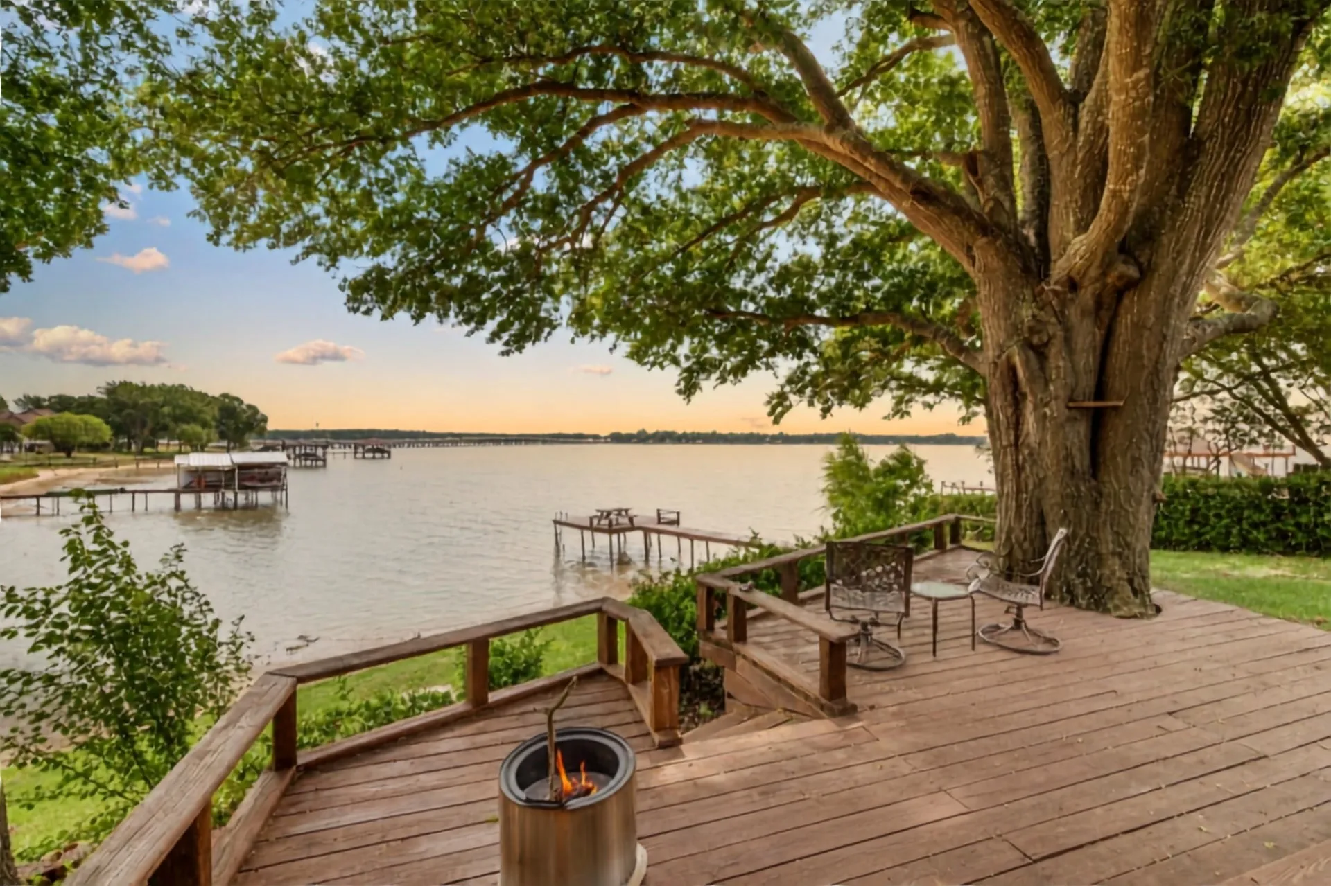 Single Family Residence For Sale in Henderson County , 211 Lake Front Drive, Mabank, Texas 75156, 4 Bedroom, 4 Bathroom, 3 Garage spaces, 3,046 Sqft, built in 1970, mls#21353126, Real Estate Agent in Mabank, Homes For Sale in Henderson county, Homes For Sale in Mabank, Realtor in Mabank Texas, Real Estate Brokerage Independent Realty Texas, Luminita Cordes Realtor