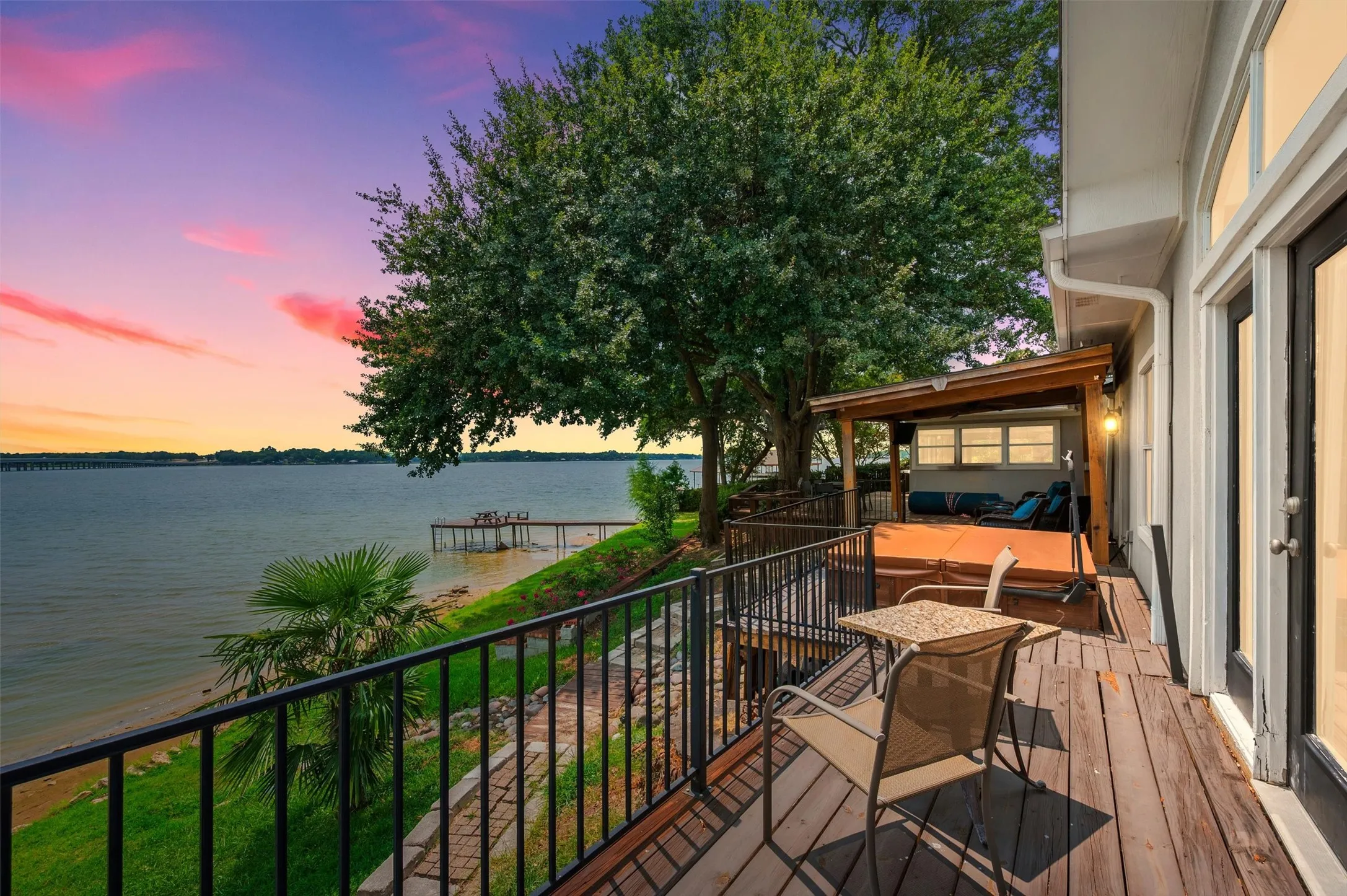 Single Family Residence For Sale in Henderson County , 211 Lake Front Drive, Mabank, Texas 75156, 4 Bedroom, 4 Bathroom, 3 Garage spaces, 3,046 Sqft, built in 1970, mls#21353126, Real Estate Agent in Mabank, Homes For Sale in Henderson county, Homes For Sale in Mabank, Realtor in Mabank Texas, Real Estate Brokerage Independent Realty Texas, Luminita Cordes Realtor