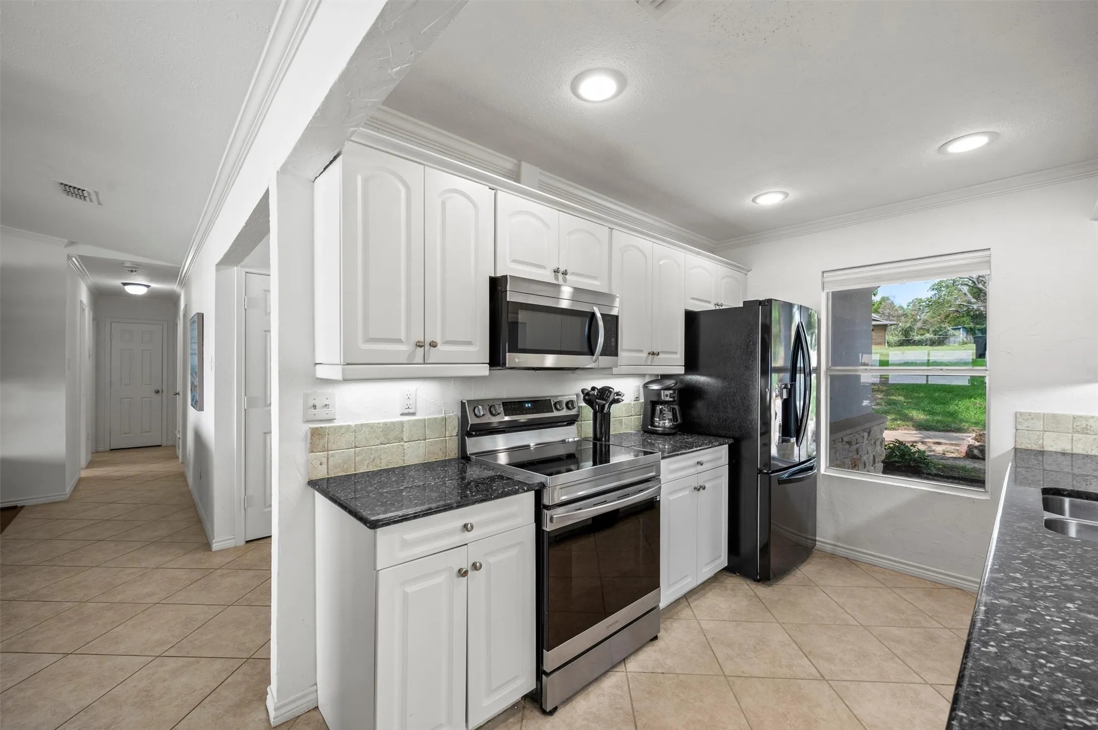 Single Family Residence For Sale in Henderson County , 211 Lake Front Drive, Mabank, Texas 75156, 4 Bedroom, 4 Bathroom, 3 Garage spaces, 3,046 Sqft, built in 1970, mls#21353126, Real Estate Agent in Mabank, Homes For Sale in Henderson county, Homes For Sale in Mabank, Realtor in Mabank Texas, Real Estate Brokerage Independent Realty Texas, Luminita Cordes Realtor