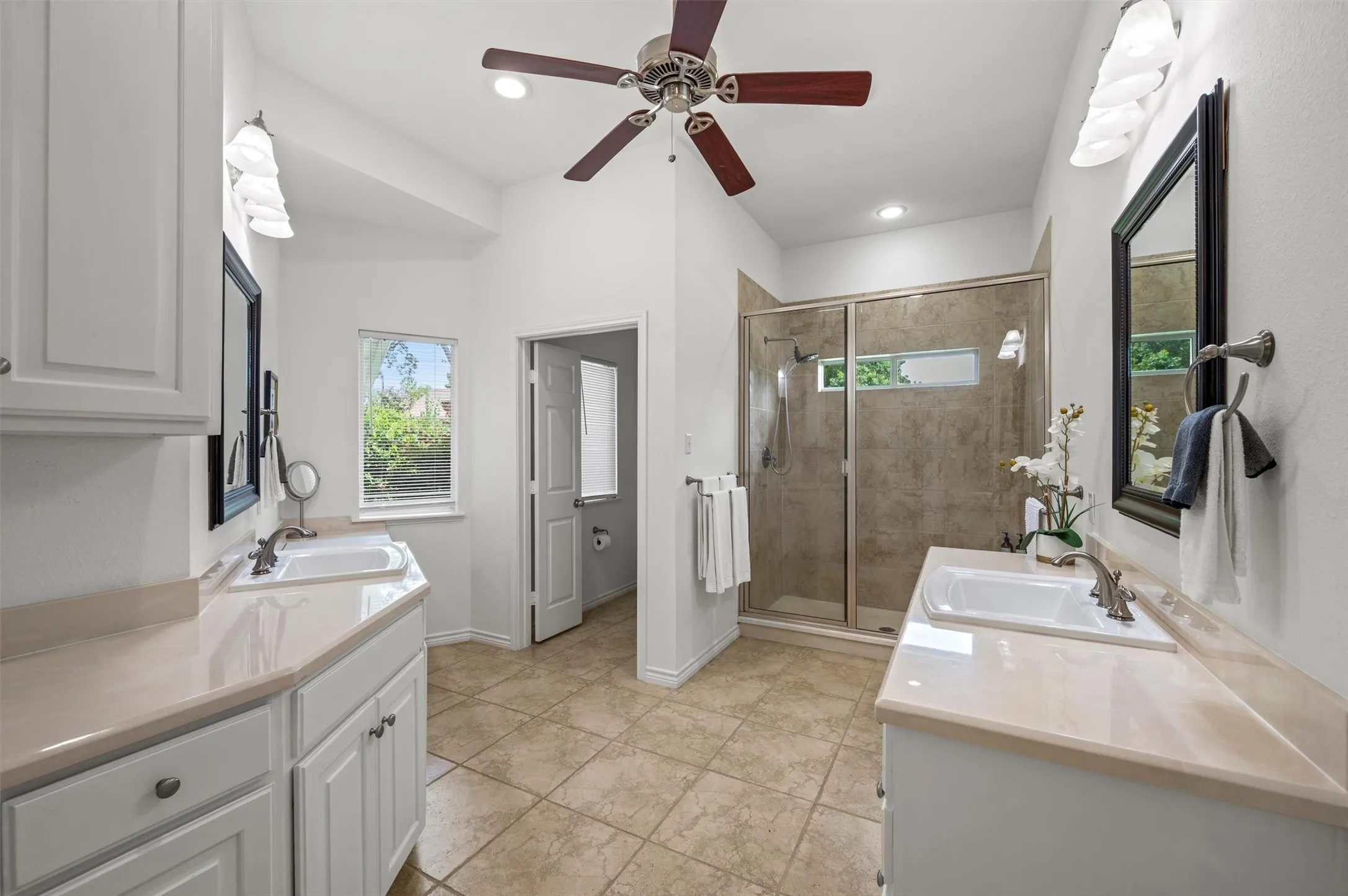Single Family Residence For Sale in Henderson County , 211 Lake Front Drive, Mabank, Texas 75156, 4 Bedroom, 4 Bathroom, 3 Garage spaces, 3,046 Sqft, built in 1970, mls#21353126, Real Estate Agent in Mabank, Homes For Sale in Henderson county, Homes For Sale in Mabank, Realtor in Mabank Texas, Real Estate Brokerage Independent Realty Texas, Luminita Cordes Realtor