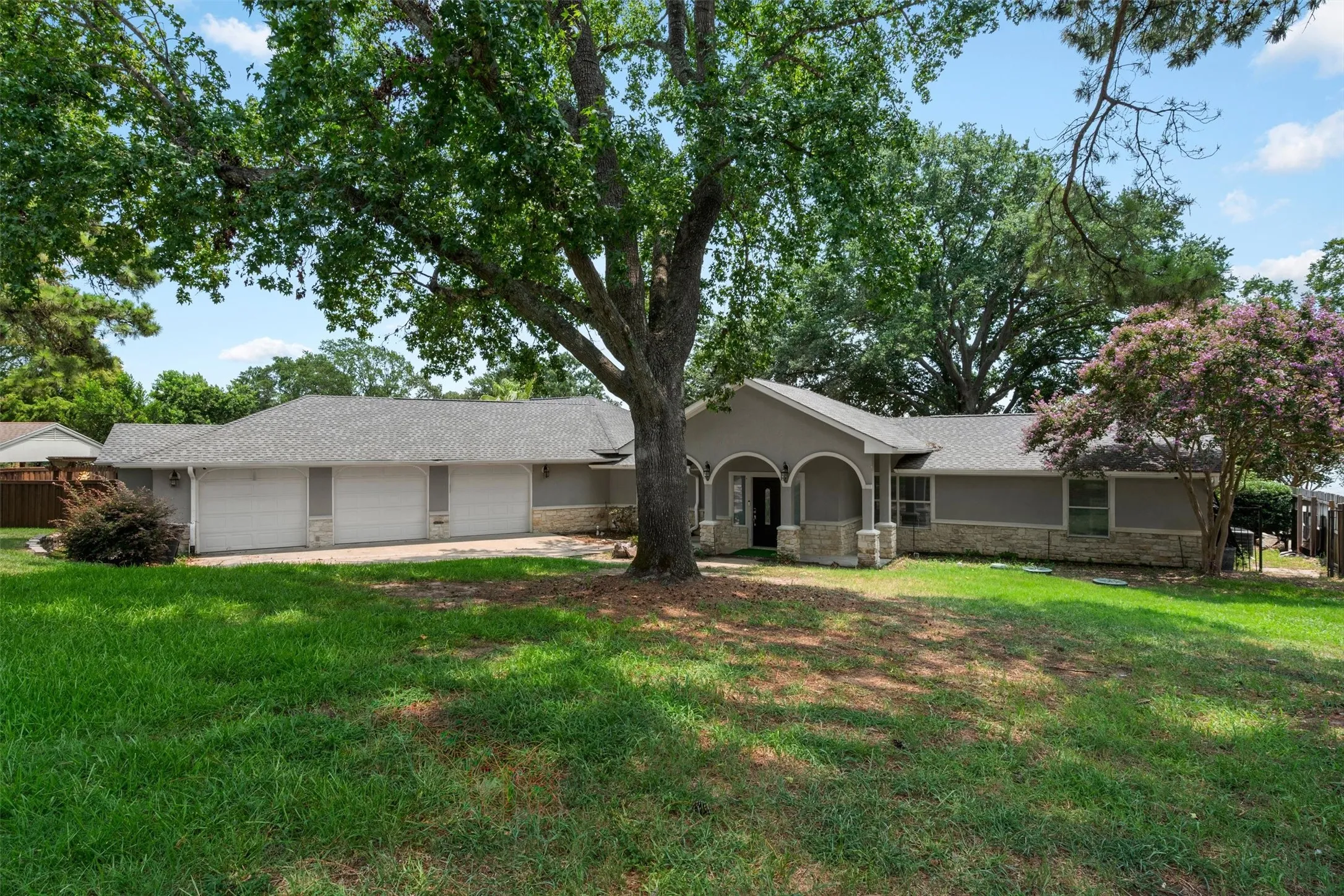 Single Family Residence For Sale in Henderson County , 211 Lake Front Drive, Mabank, Texas 75156, 4 Bedroom, 4 Bathroom, 3 Garage spaces, 3,046 Sqft, built in 1970, mls#21353126, Real Estate Agent in Mabank, Homes For Sale in Henderson county, Homes For Sale in Mabank, Realtor in Mabank Texas, Real Estate Brokerage Independent Realty Texas, Luminita Cordes Realtor