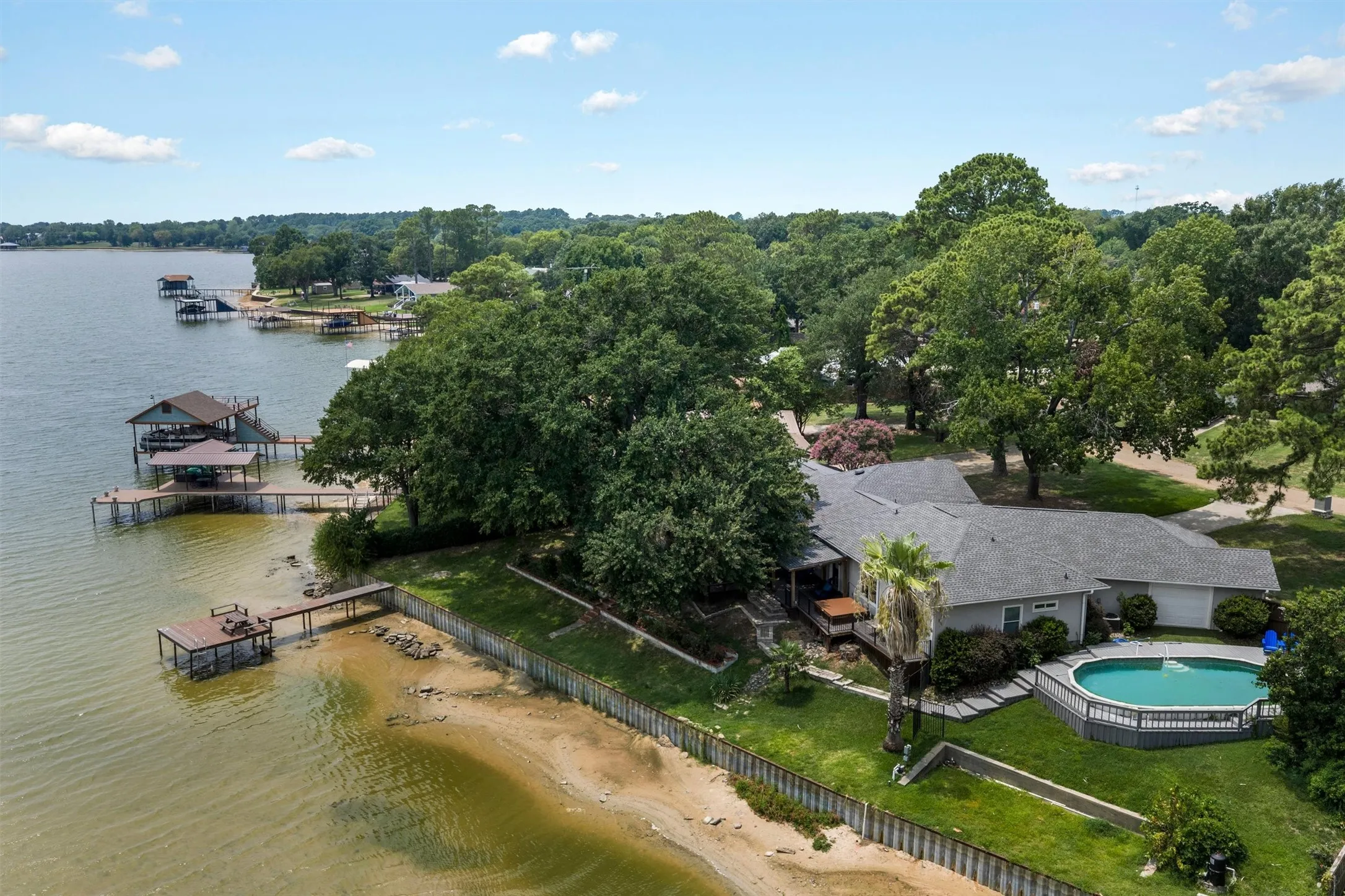 Single Family Residence For Sale in Henderson County , 211 Lake Front Drive, Mabank, Texas 75156, 4 Bedroom, 4 Bathroom, 3 Garage spaces, 3,046 Sqft, built in 1970, mls#21353126, Real Estate Agent in Mabank, Homes For Sale in Henderson county, Homes For Sale in Mabank, Realtor in Mabank Texas, Real Estate Brokerage Independent Realty Texas, Luminita Cordes Realtor
