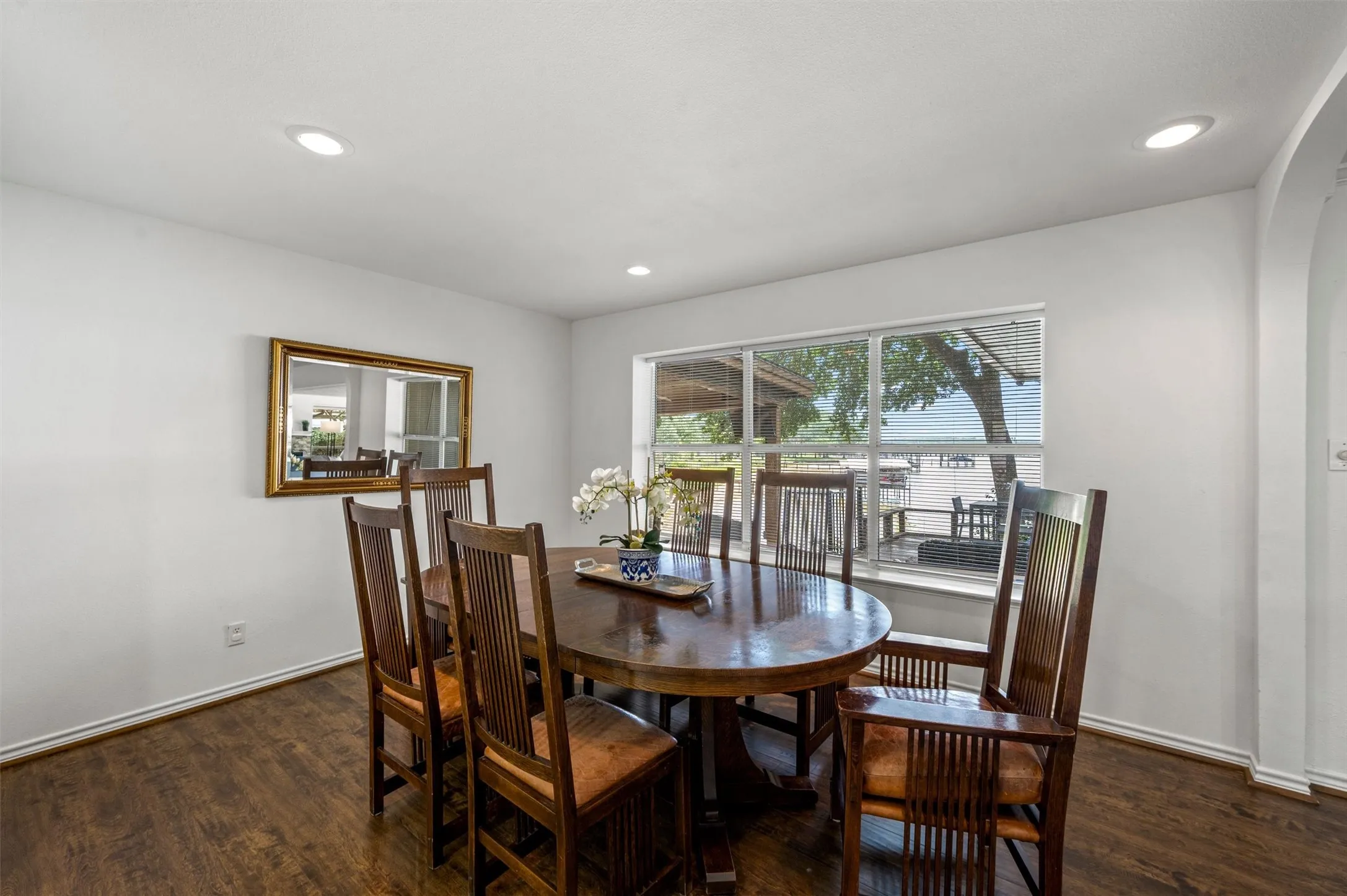Single Family Residence For Sale in Henderson County , 211 Lake Front Drive, Mabank, Texas 75156, 4 Bedroom, 4 Bathroom, 3 Garage spaces, 3,046 Sqft, built in 1970, mls#21353126, Real Estate Agent in Mabank, Homes For Sale in Henderson county, Homes For Sale in Mabank, Realtor in Mabank Texas, Real Estate Brokerage Independent Realty Texas, Luminita Cordes Realtor