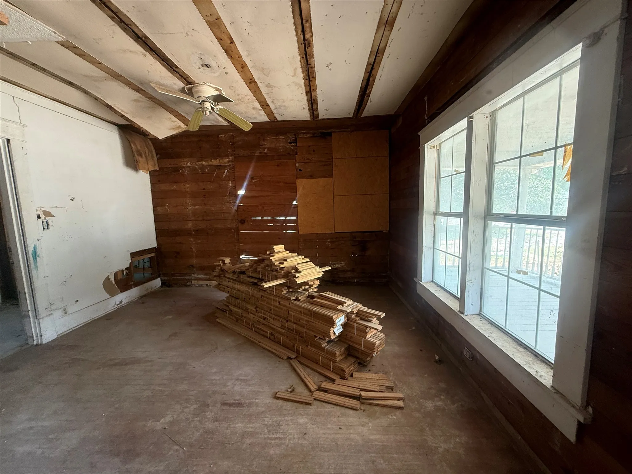 Single Family Residence For Sale in Grayson County , 204 W Maple Street, Whitewright, Texas 75491, 2 Bedroom, 1 Bathroom, Garage spaces, 1,308 Sqft, built in 1900, mls#21352949, Real Estate Agent in Whitewright, Homes For Sale in Grayson county, Homes For Sale in Whitewright, Realtor in Whitewright Texas, Real Estate Brokerage Independent Realty Texas, Luminita Cordes Realtor