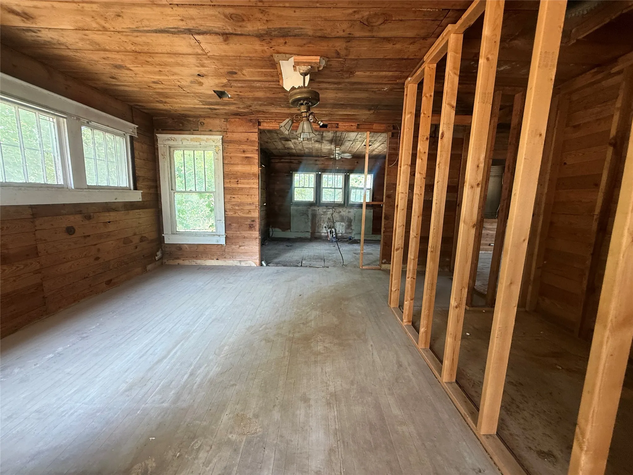 Single Family Residence For Sale in Grayson County , 204 W Maple Street, Whitewright, Texas 75491, 2 Bedroom, 1 Bathroom, Garage spaces, 1,308 Sqft, built in 1900, mls#21352949, Real Estate Agent in Whitewright, Homes For Sale in Grayson county, Homes For Sale in Whitewright, Realtor in Whitewright Texas, Real Estate Brokerage Independent Realty Texas, Luminita Cordes Realtor