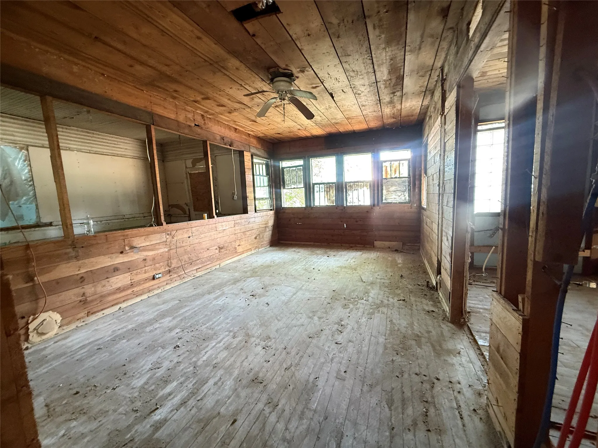 Single Family Residence For Sale in Grayson County , 204 W Maple Street, Whitewright, Texas 75491, 2 Bedroom, 1 Bathroom, Garage spaces, 1,308 Sqft, built in 1900, mls#21352949, Real Estate Agent in Whitewright, Homes For Sale in Grayson county, Homes For Sale in Whitewright, Realtor in Whitewright Texas, Real Estate Brokerage Independent Realty Texas, Luminita Cordes Realtor