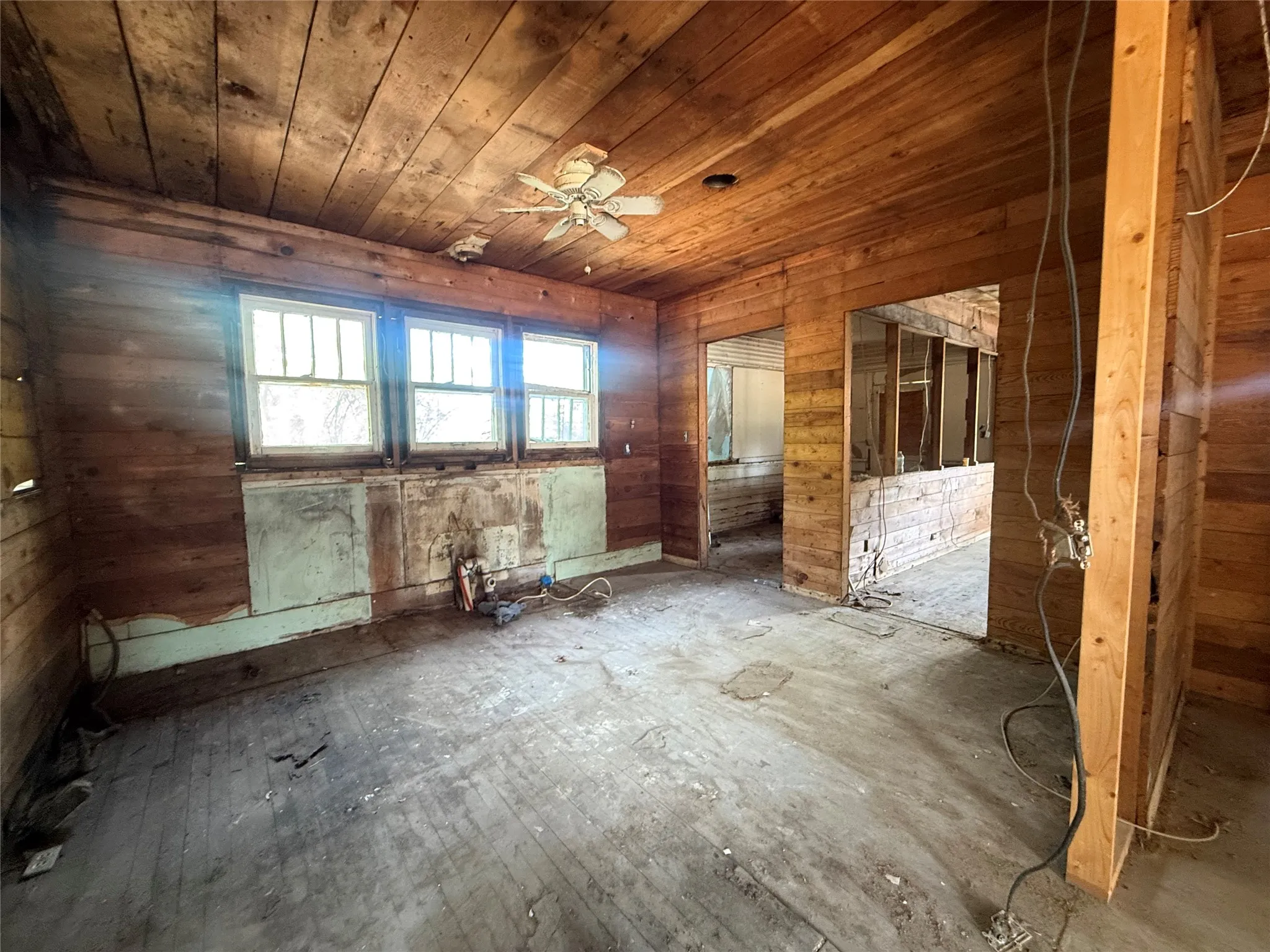 Single Family Residence For Sale in Grayson County , 204 W Maple Street, Whitewright, Texas 75491, 2 Bedroom, 1 Bathroom, Garage spaces, 1,308 Sqft, built in 1900, mls#21352949, Real Estate Agent in Whitewright, Homes For Sale in Grayson county, Homes For Sale in Whitewright, Realtor in Whitewright Texas, Real Estate Brokerage Independent Realty Texas, Luminita Cordes Realtor